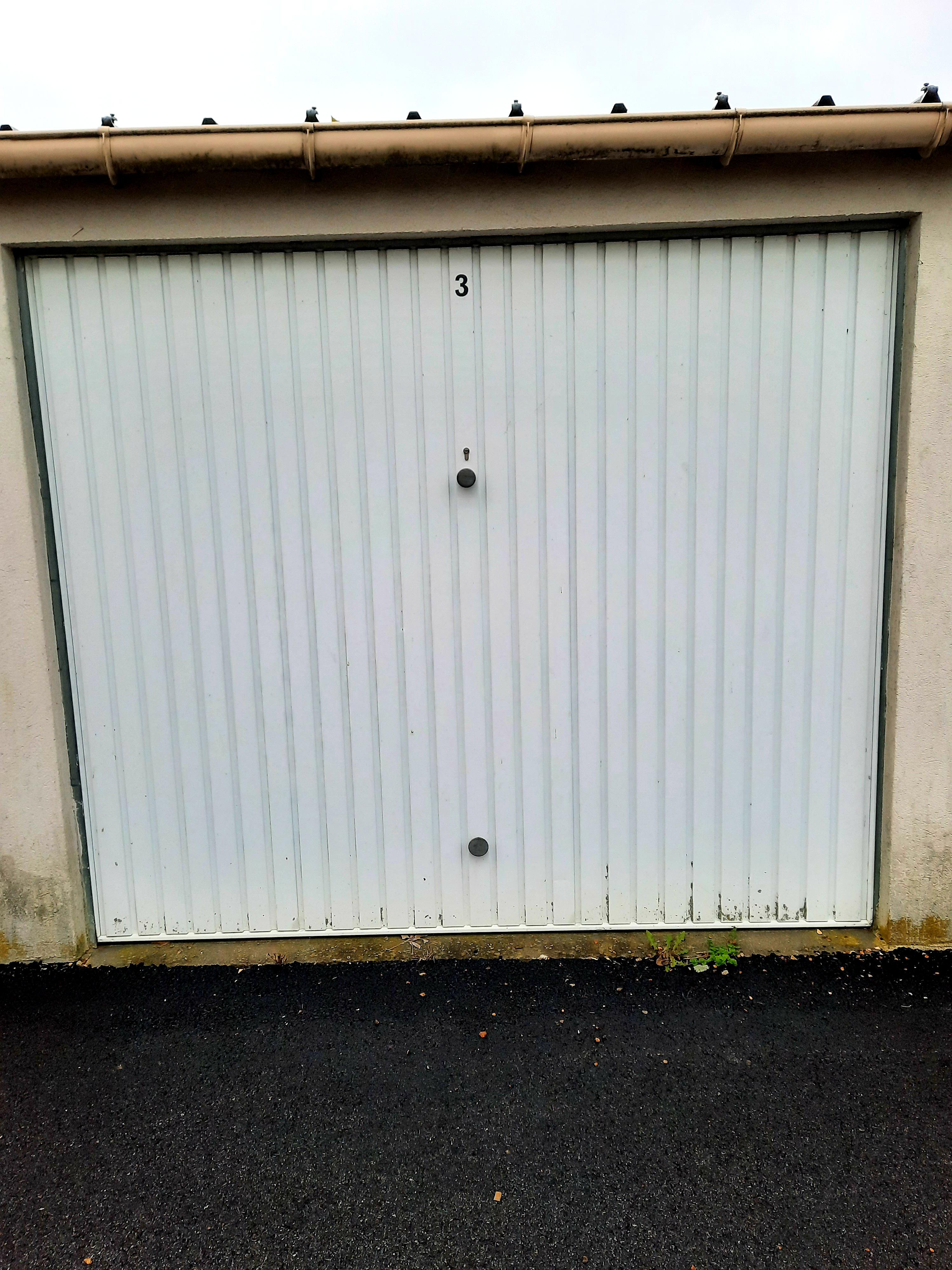 Garage / garde meuble sécurisé à louer