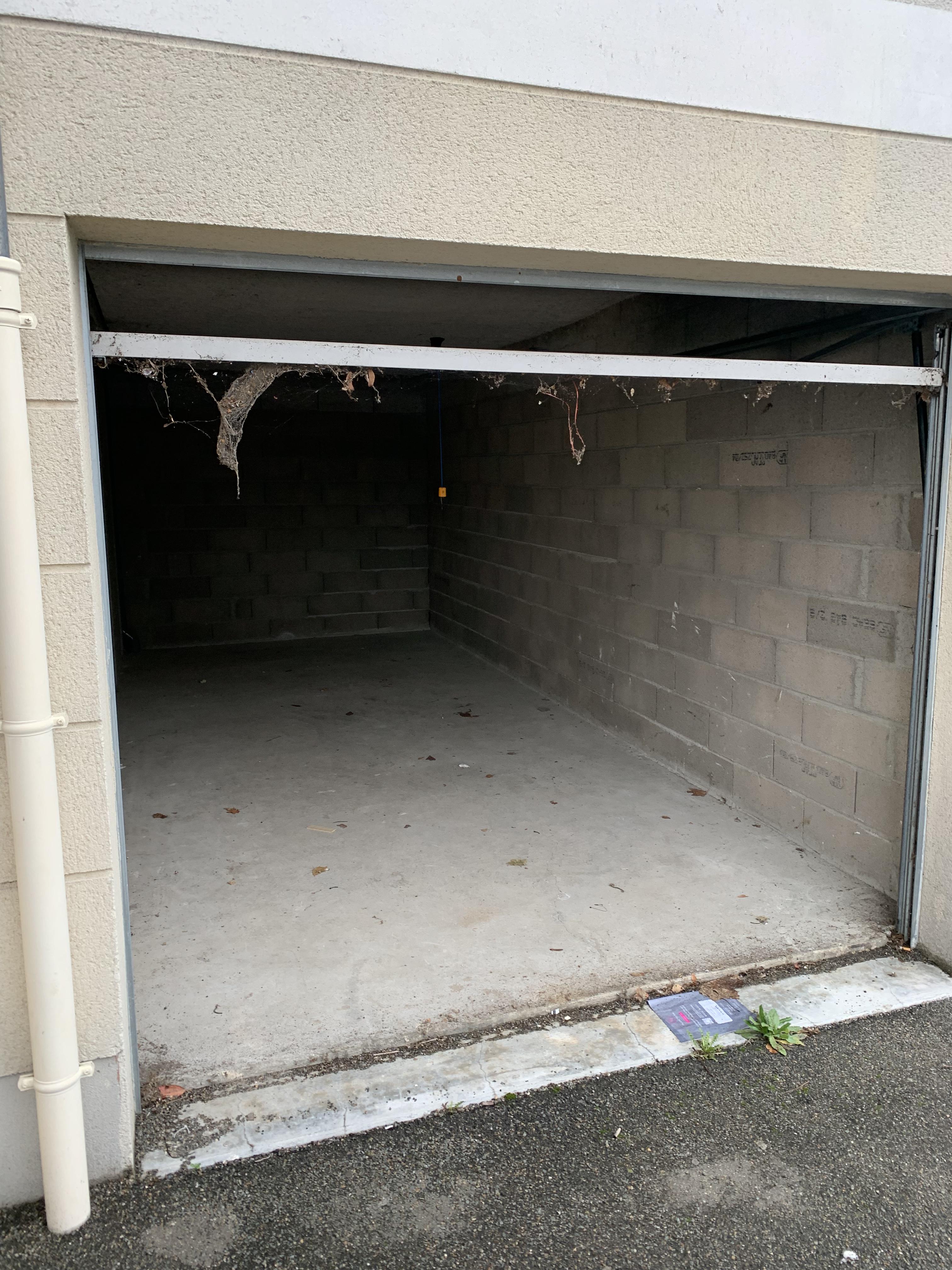 Garage sécurisé à louer