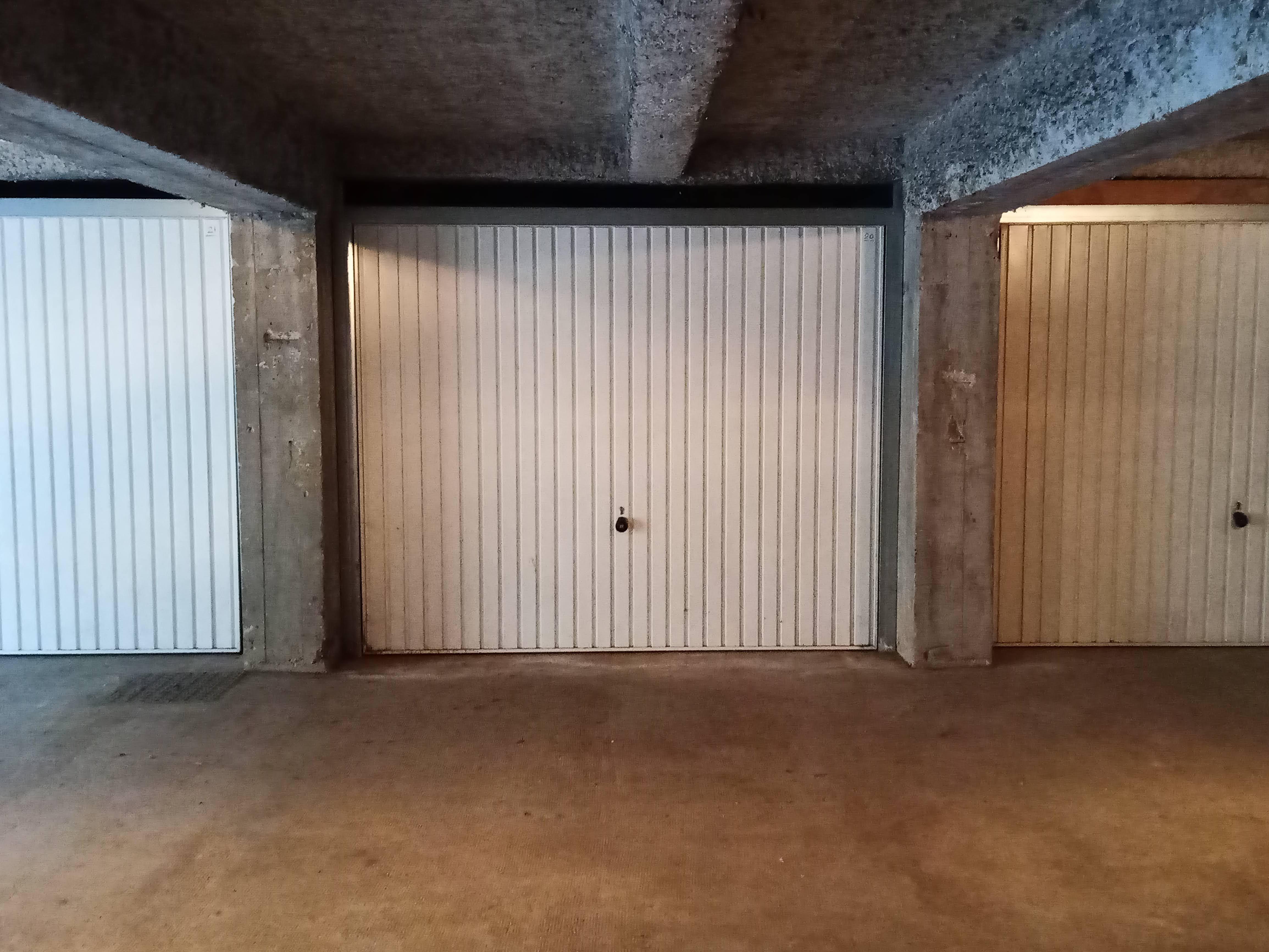 Double garage privé / Poncin / Bord de