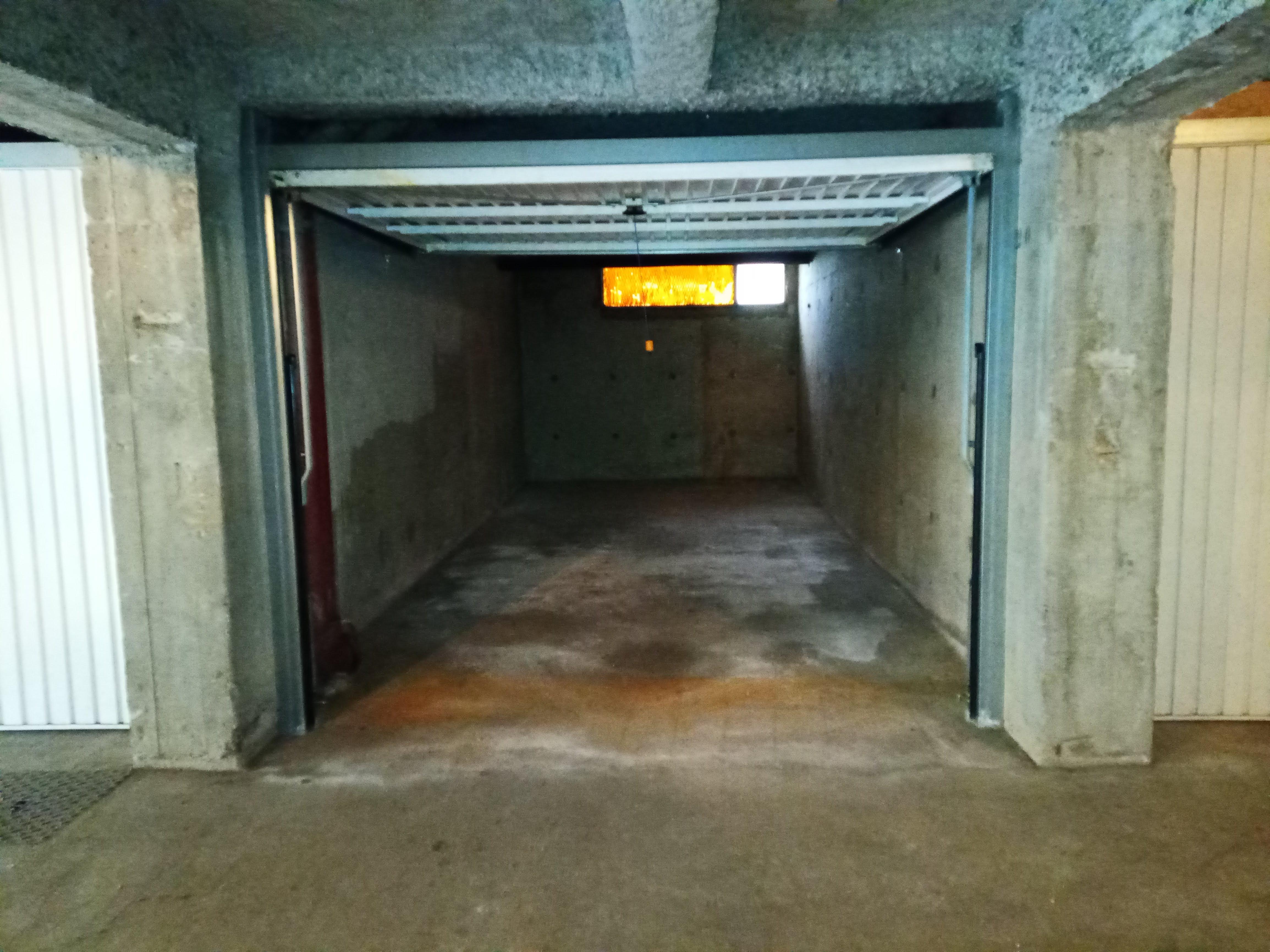 Double garage privé / Poncin / Bord de