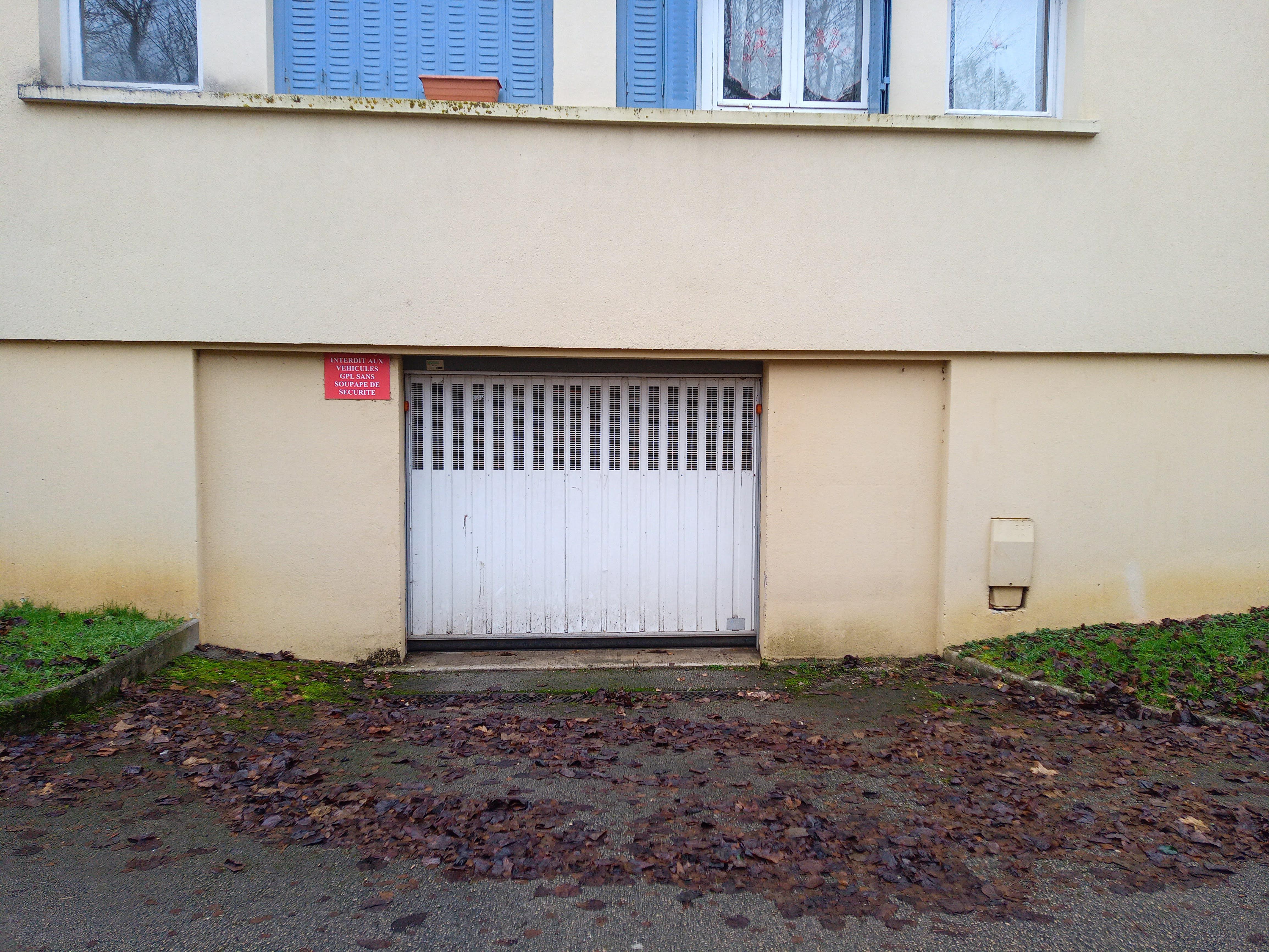 Double garage privé / Poncin / Bord de