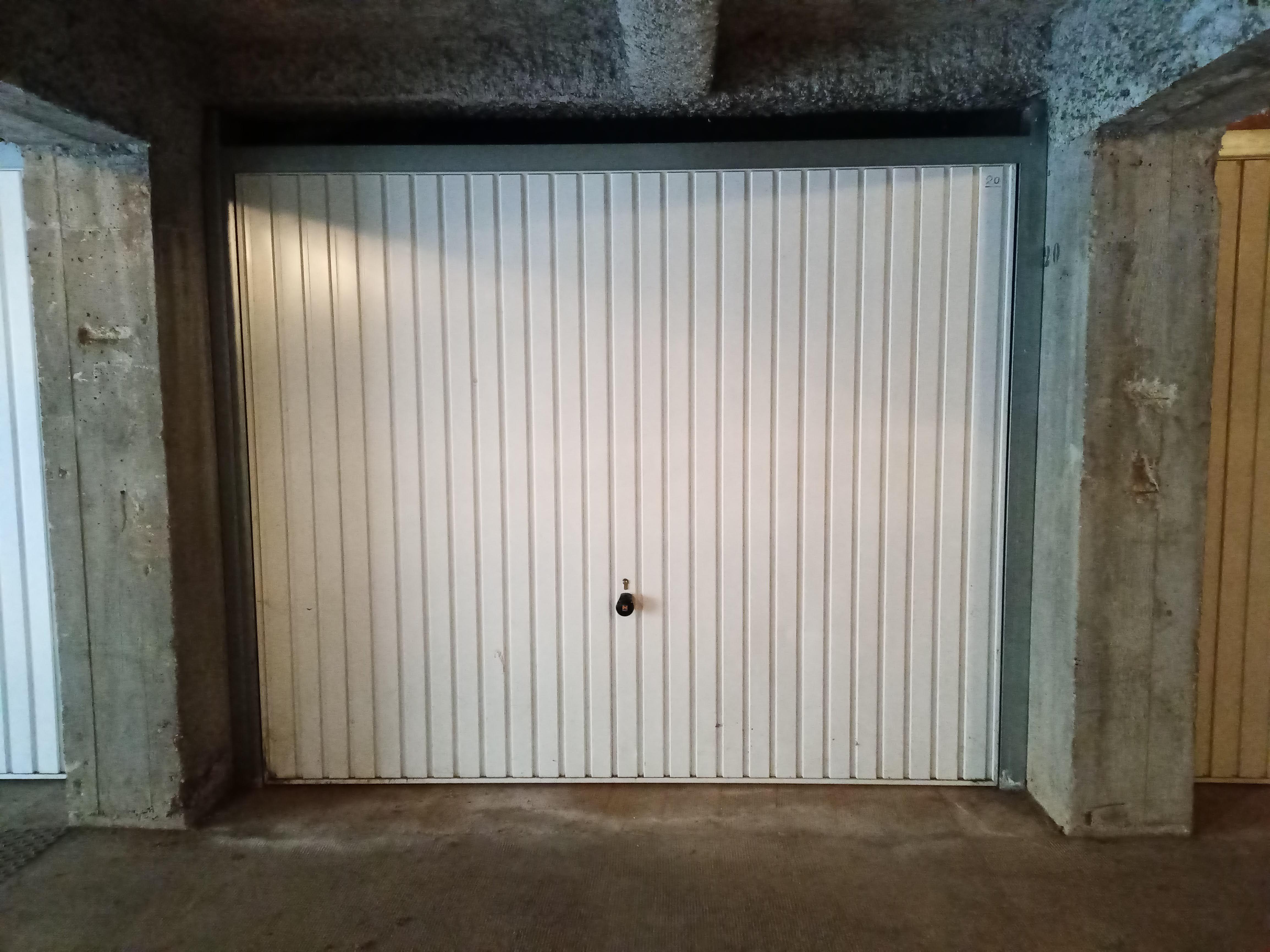 Stationnement en sous sol de résidence / Garage