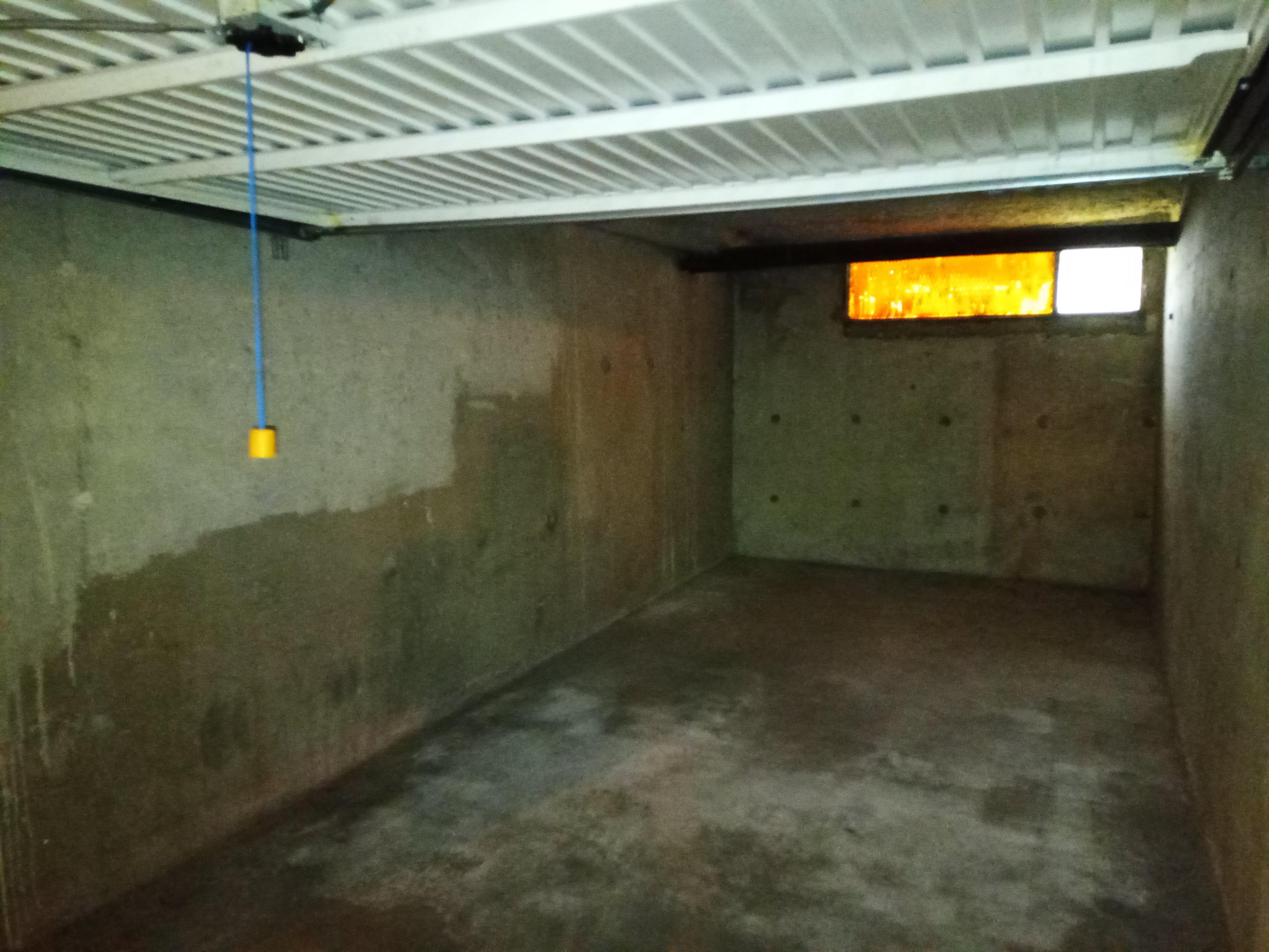 Stationnement en sous sol de résidence / Garage
