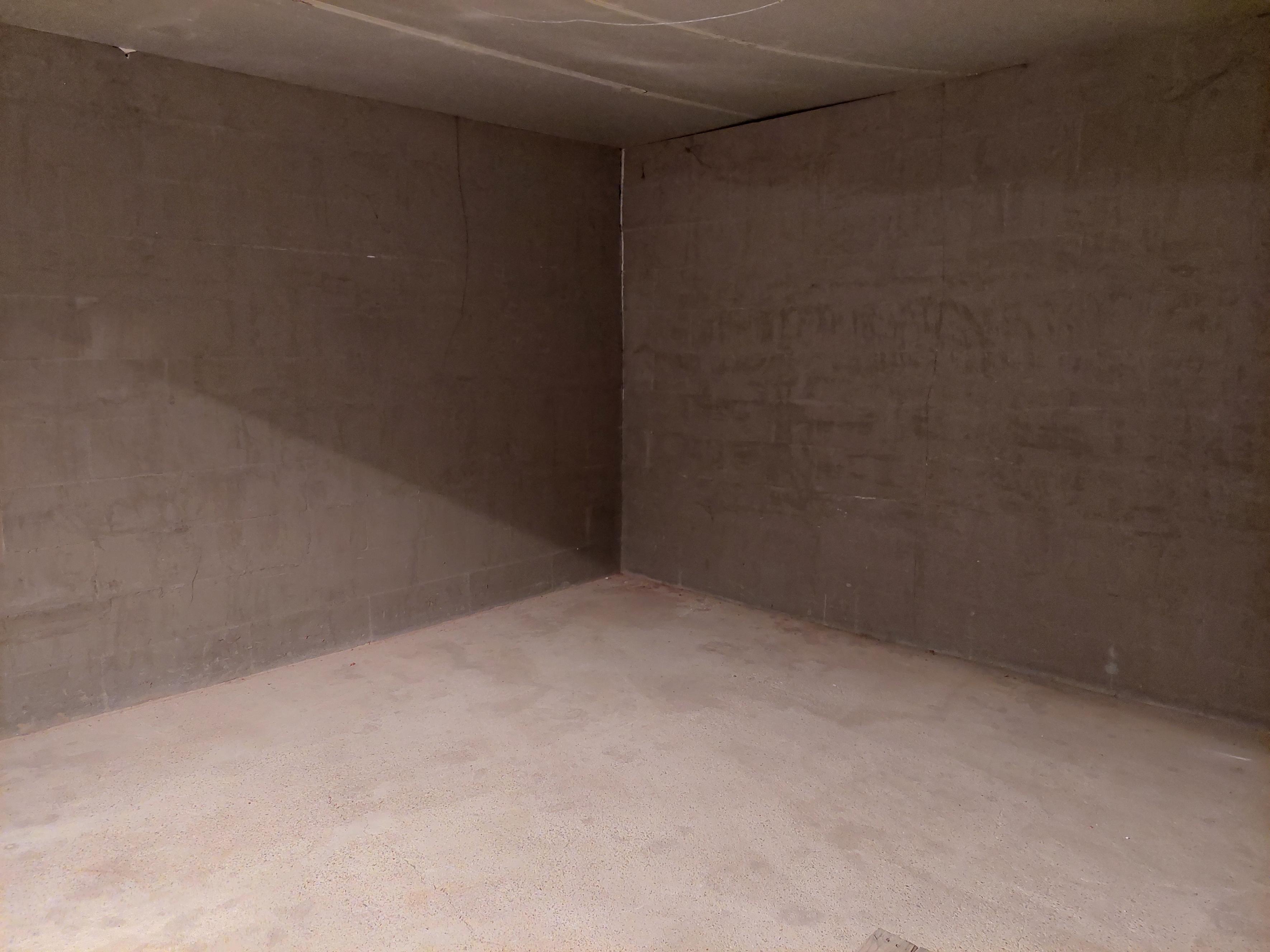 Local 11m x 6m dans batiment agricole sécurisé