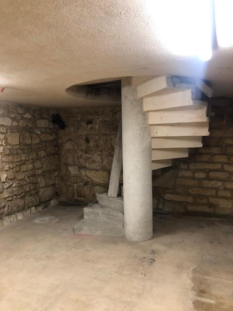 Grande cave voutée sol en dure éclairage porte