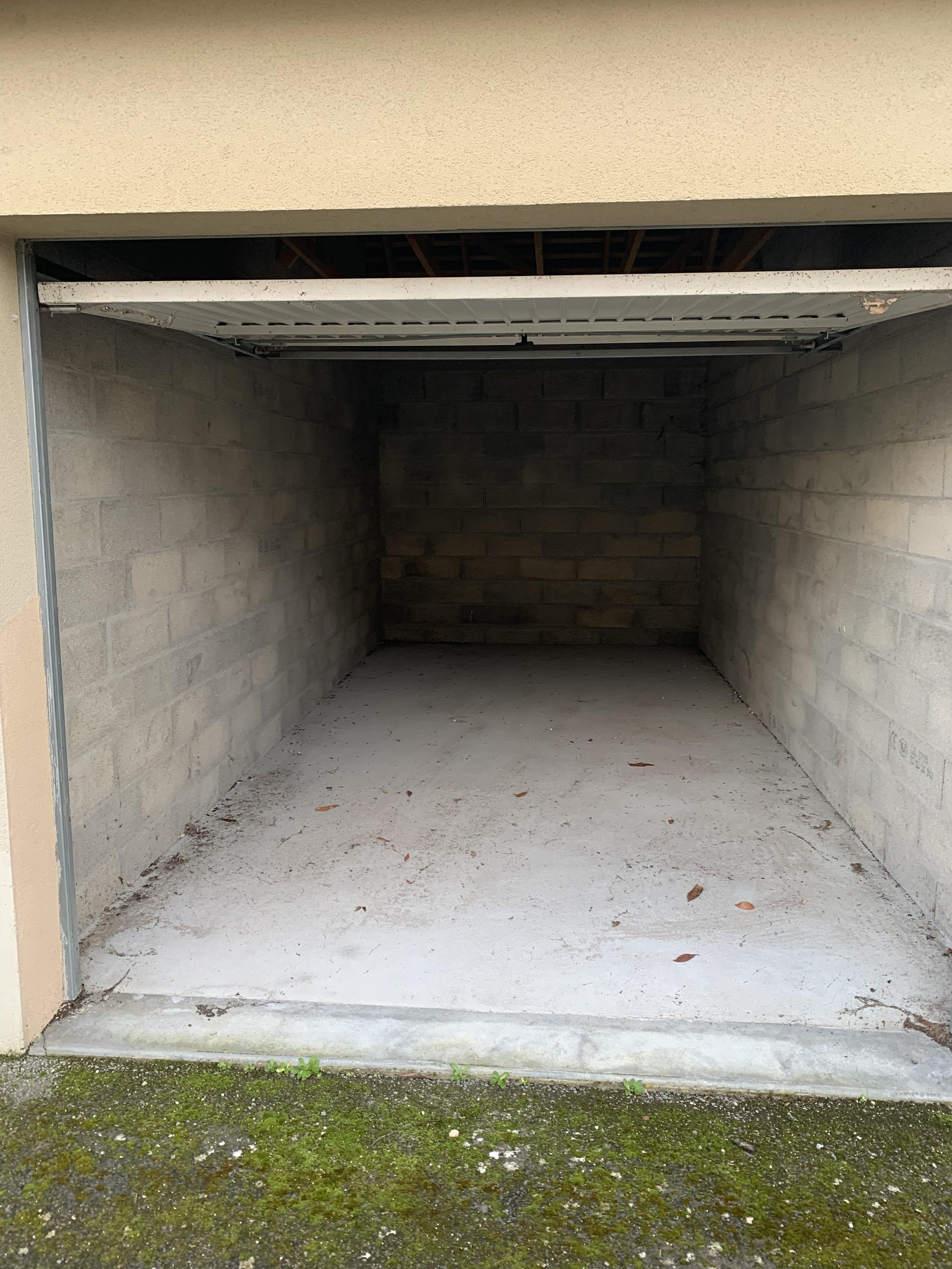 Espace de stockage / Garage à Loury