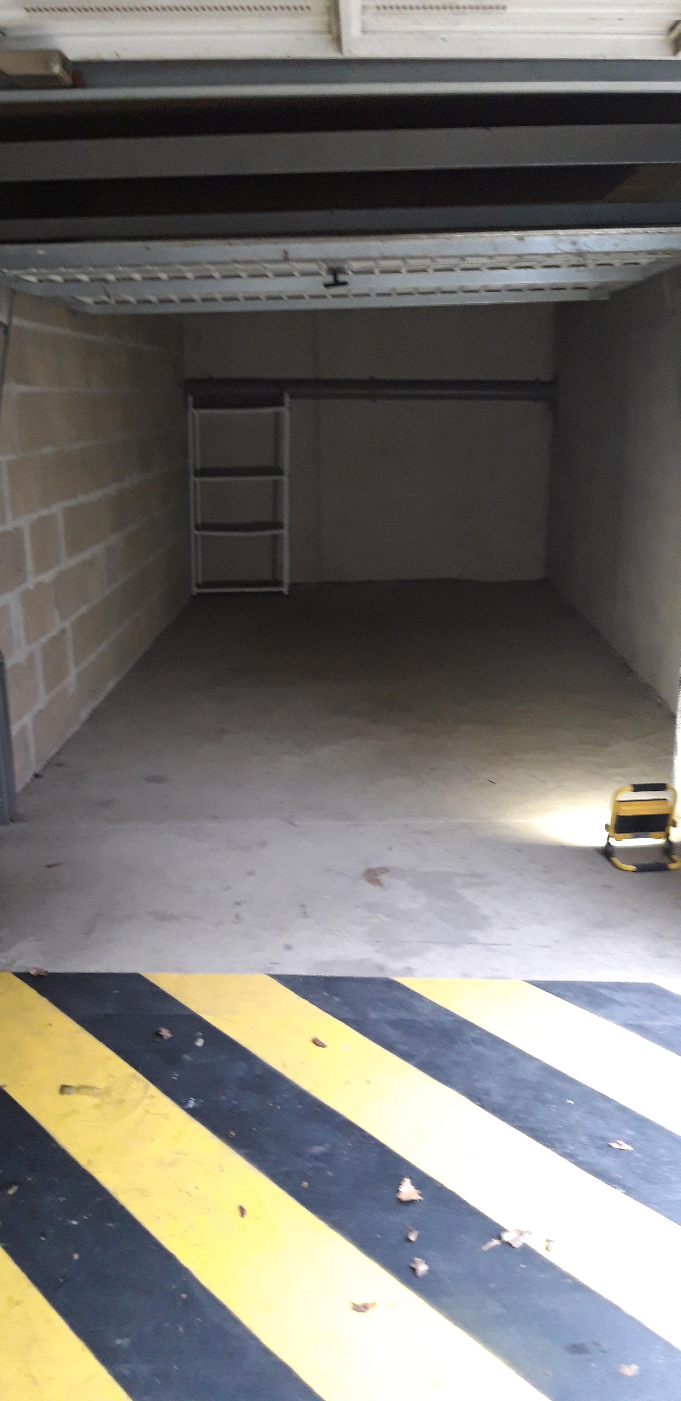 Garage stationnement privé à louer
