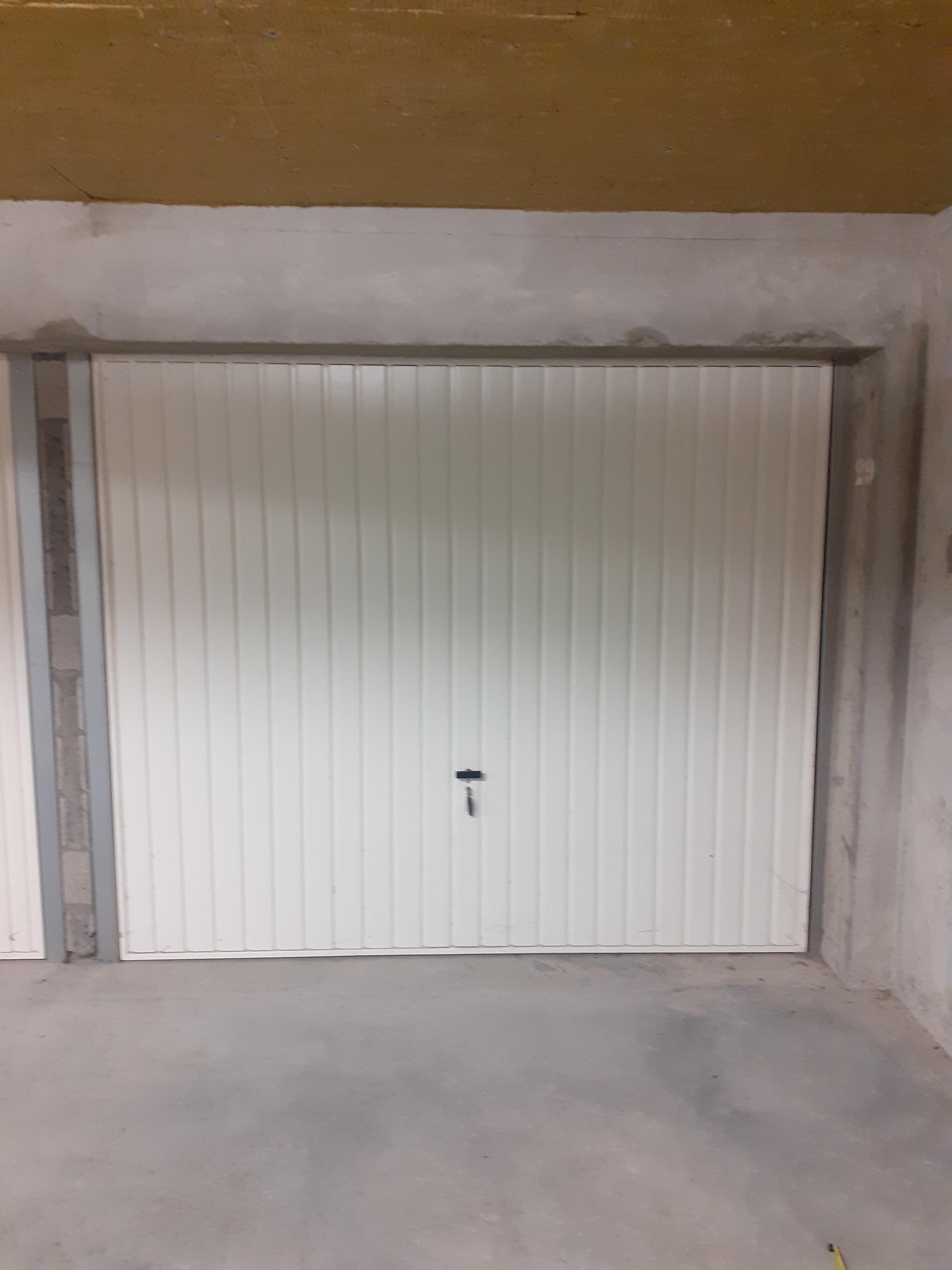 En location garage fermé - Bourgoin-Jallieu