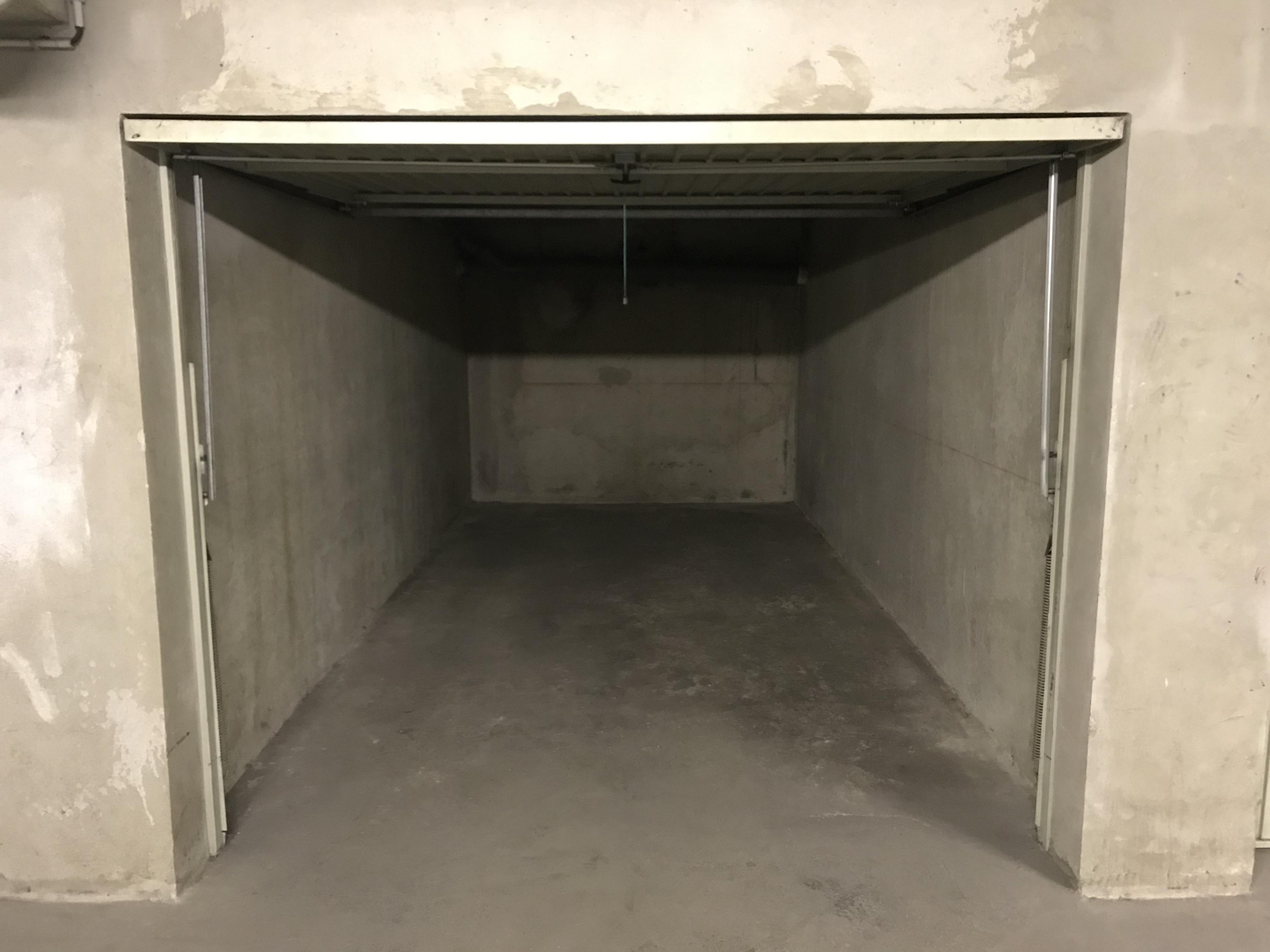 Garage fermé pour stationnement