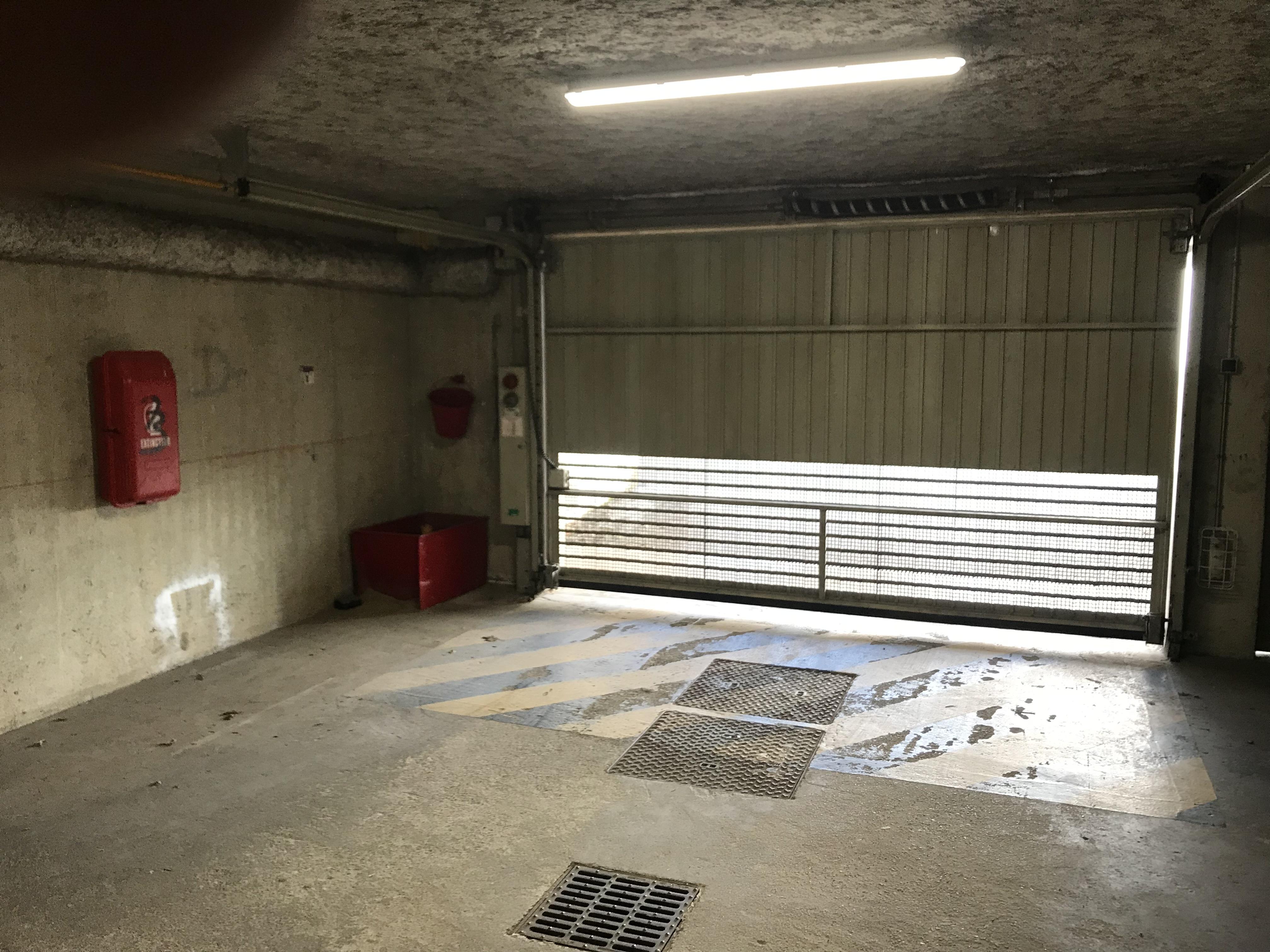 Garage fermé pour stationnement
