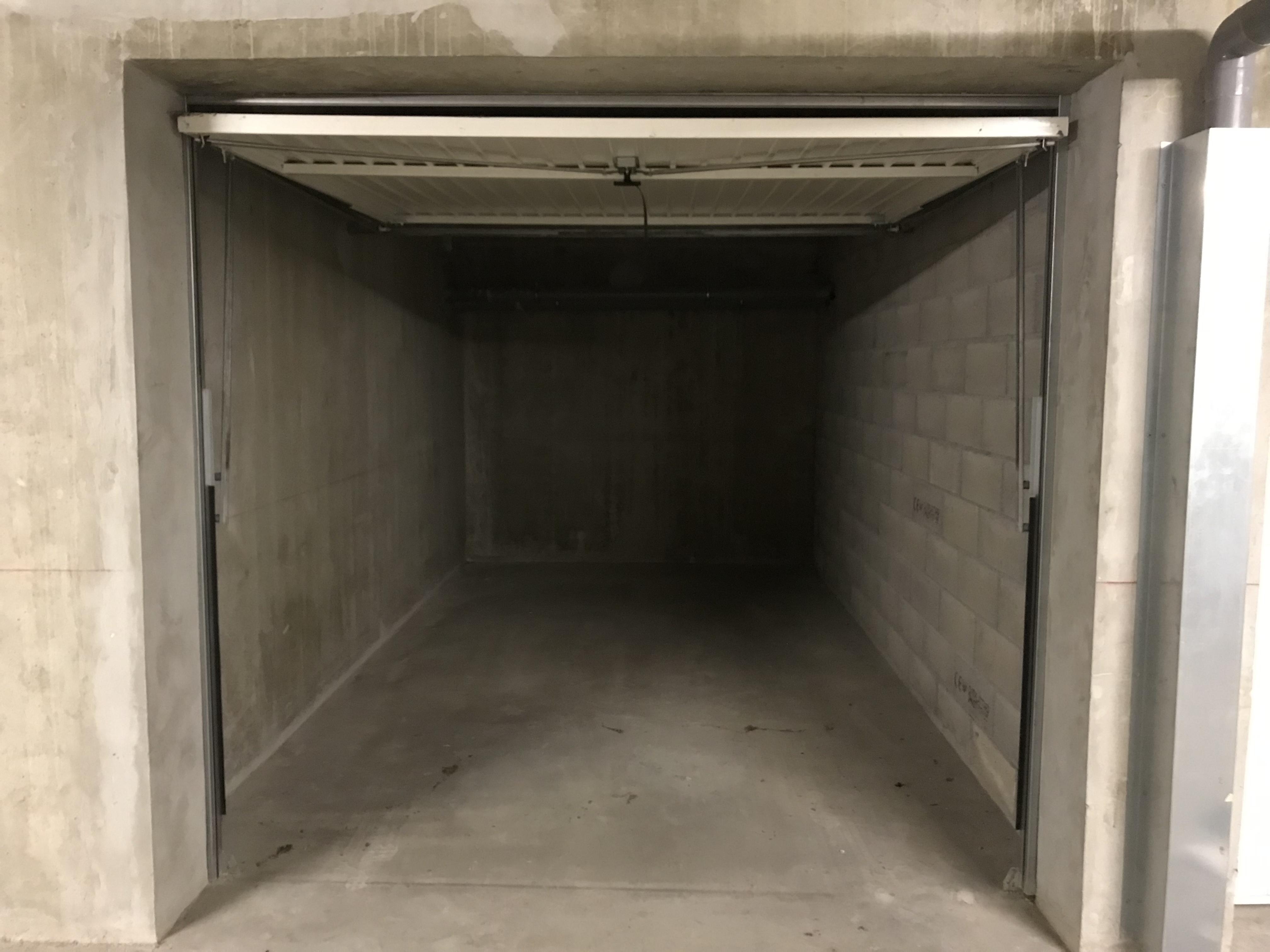 Garage fermé pour stationnement