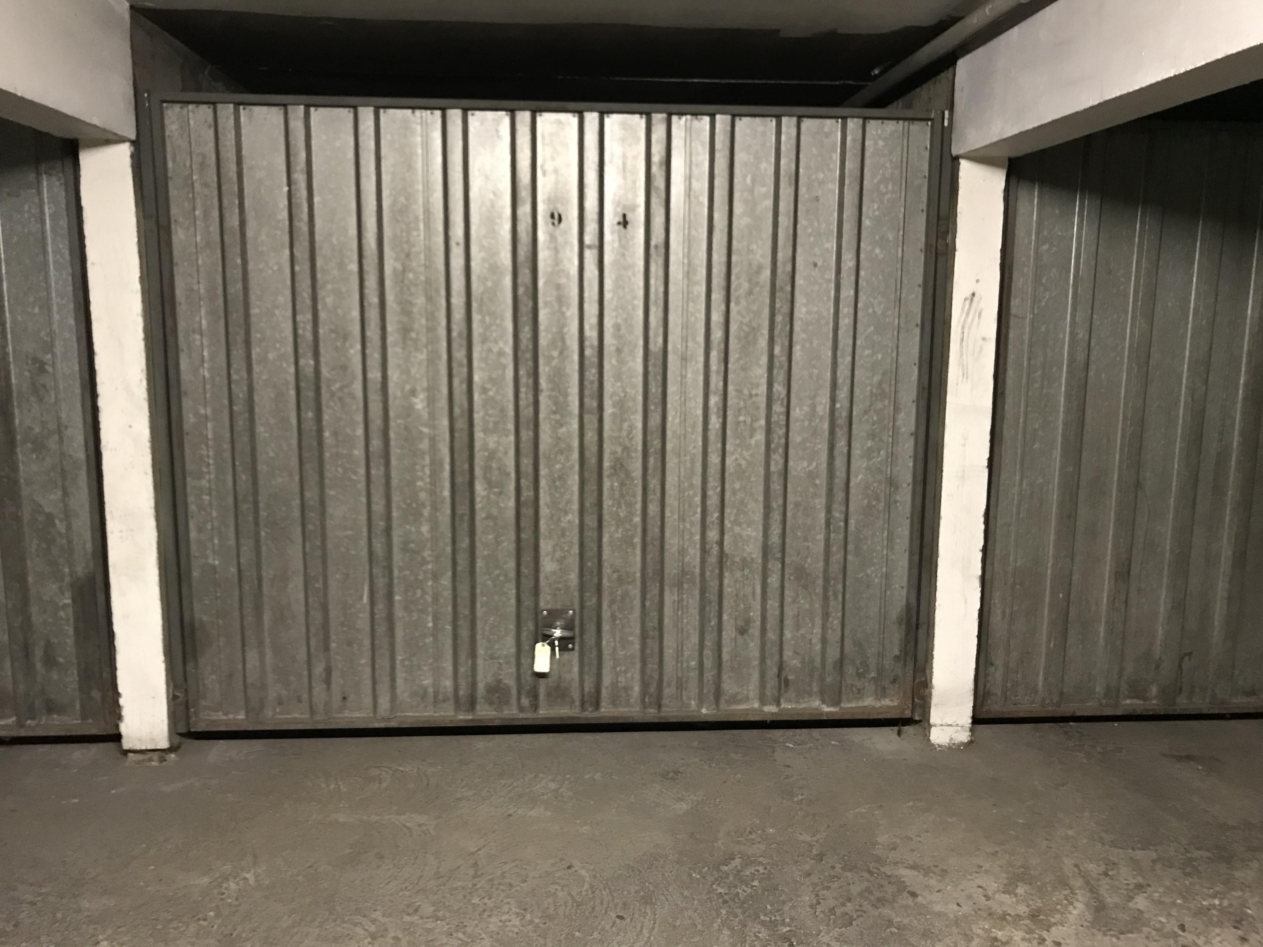 garage fermé en sous-sol / Parking / 13m²