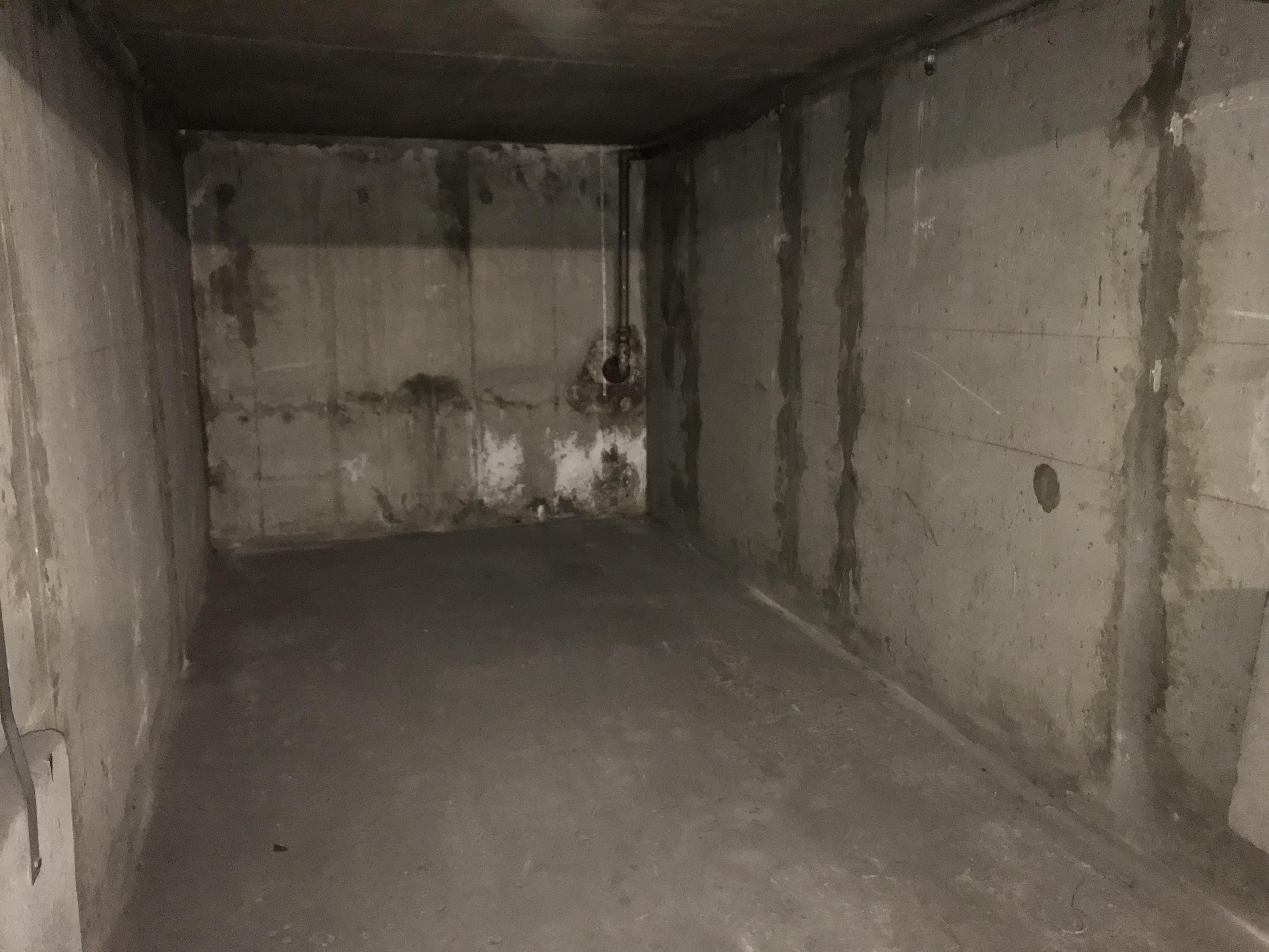 garage fermé en sous-sol / Parking / 13m²