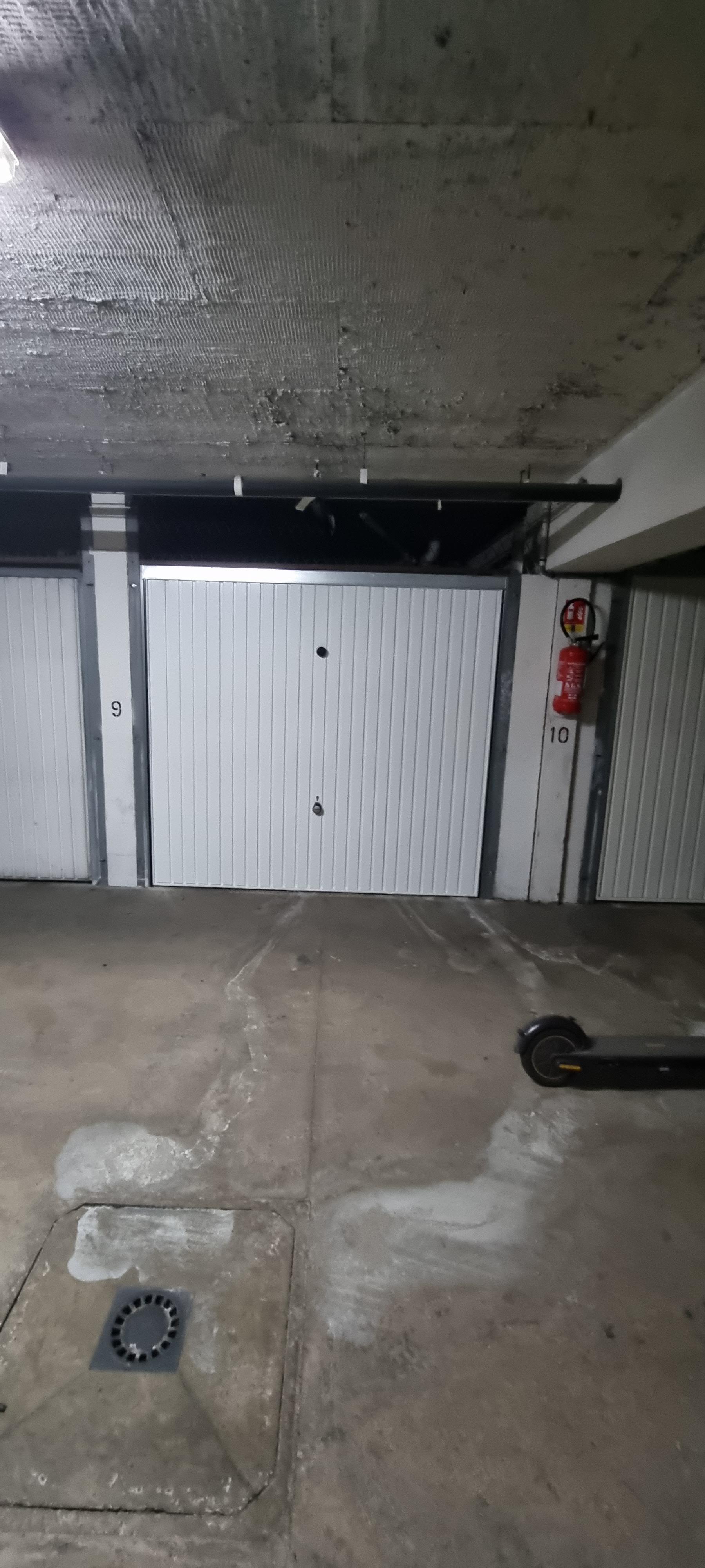 garage fermé/ Parking / Voisins le Bretonneux