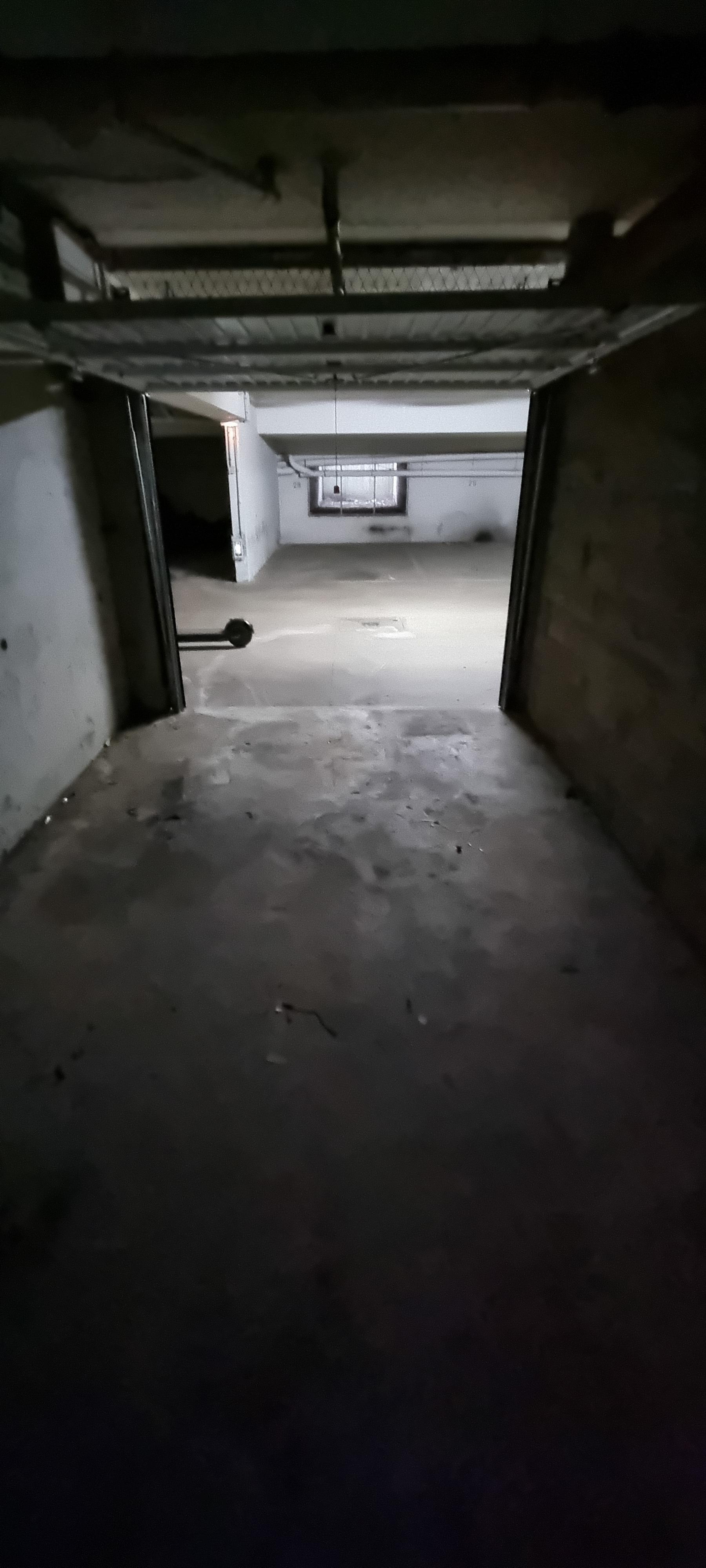 garage fermé/ Parking / Voisins le Bretonneux