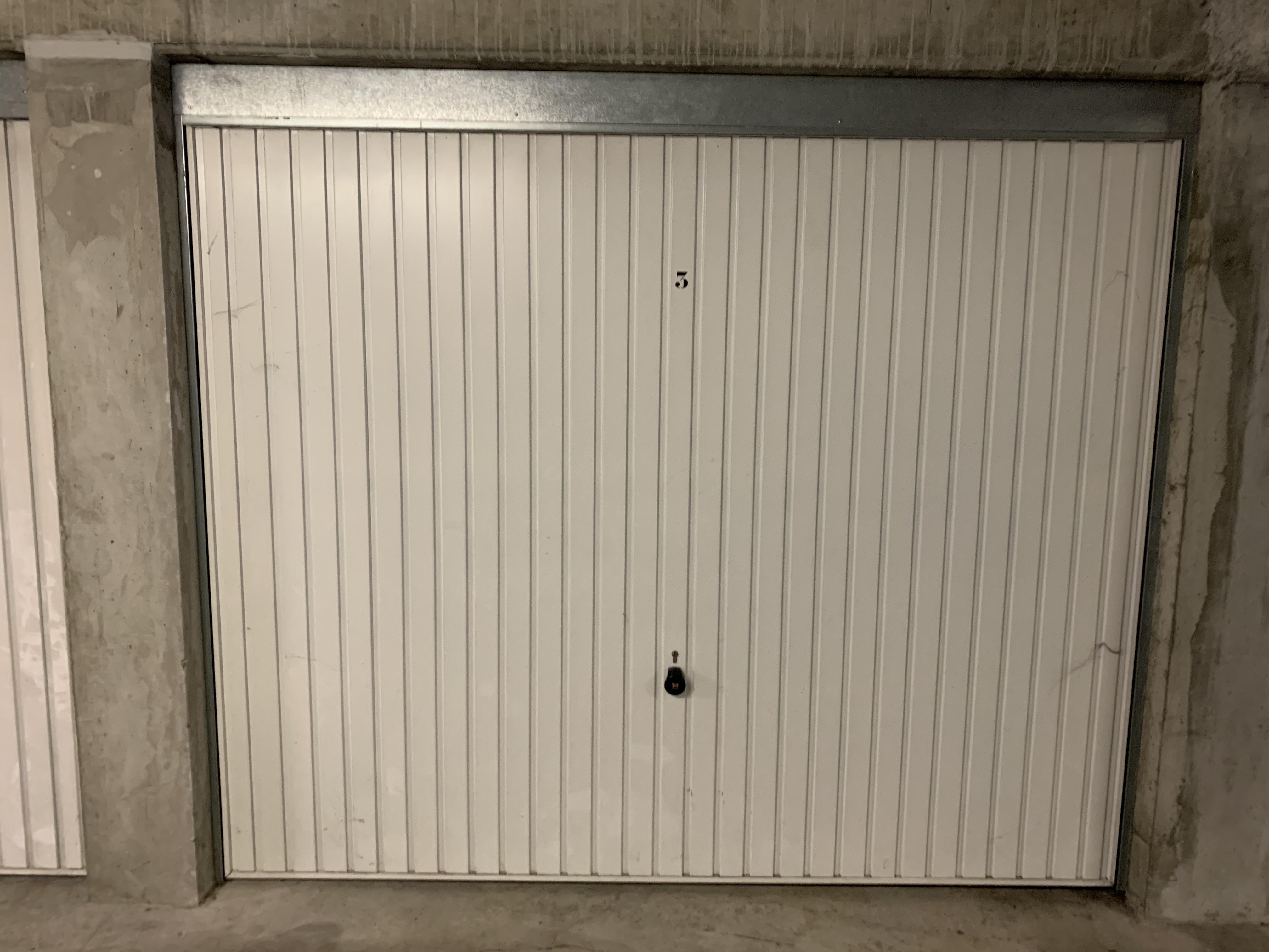 Garage fermé pour stationnement