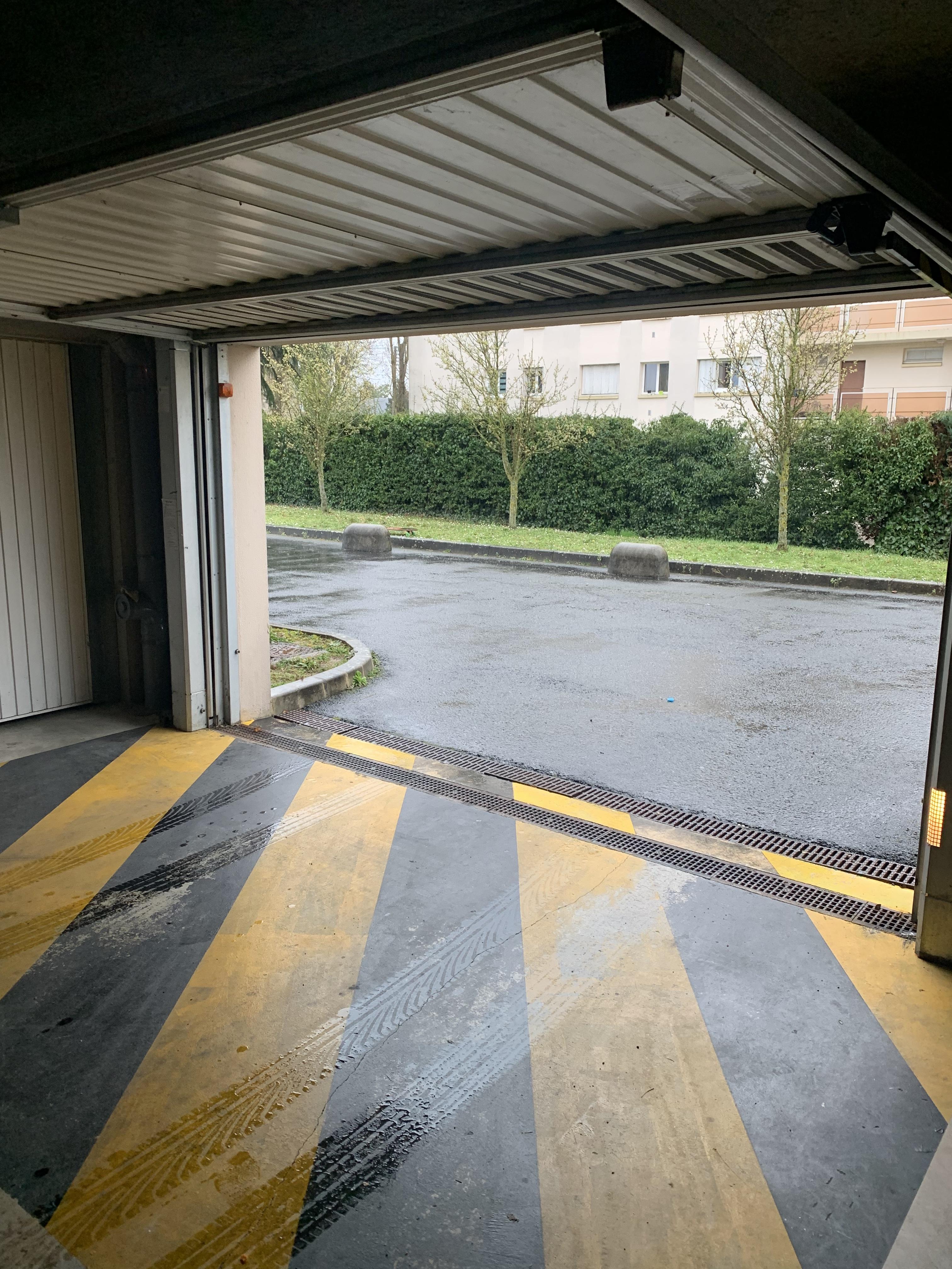 Garage fermé / parking / Saint Pryvé Saint