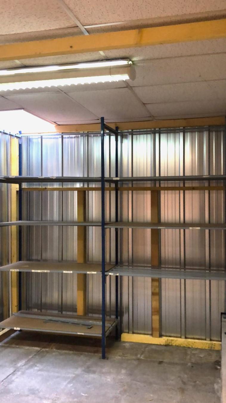 BOX DE STOCKAGE SECURISE 13 M²