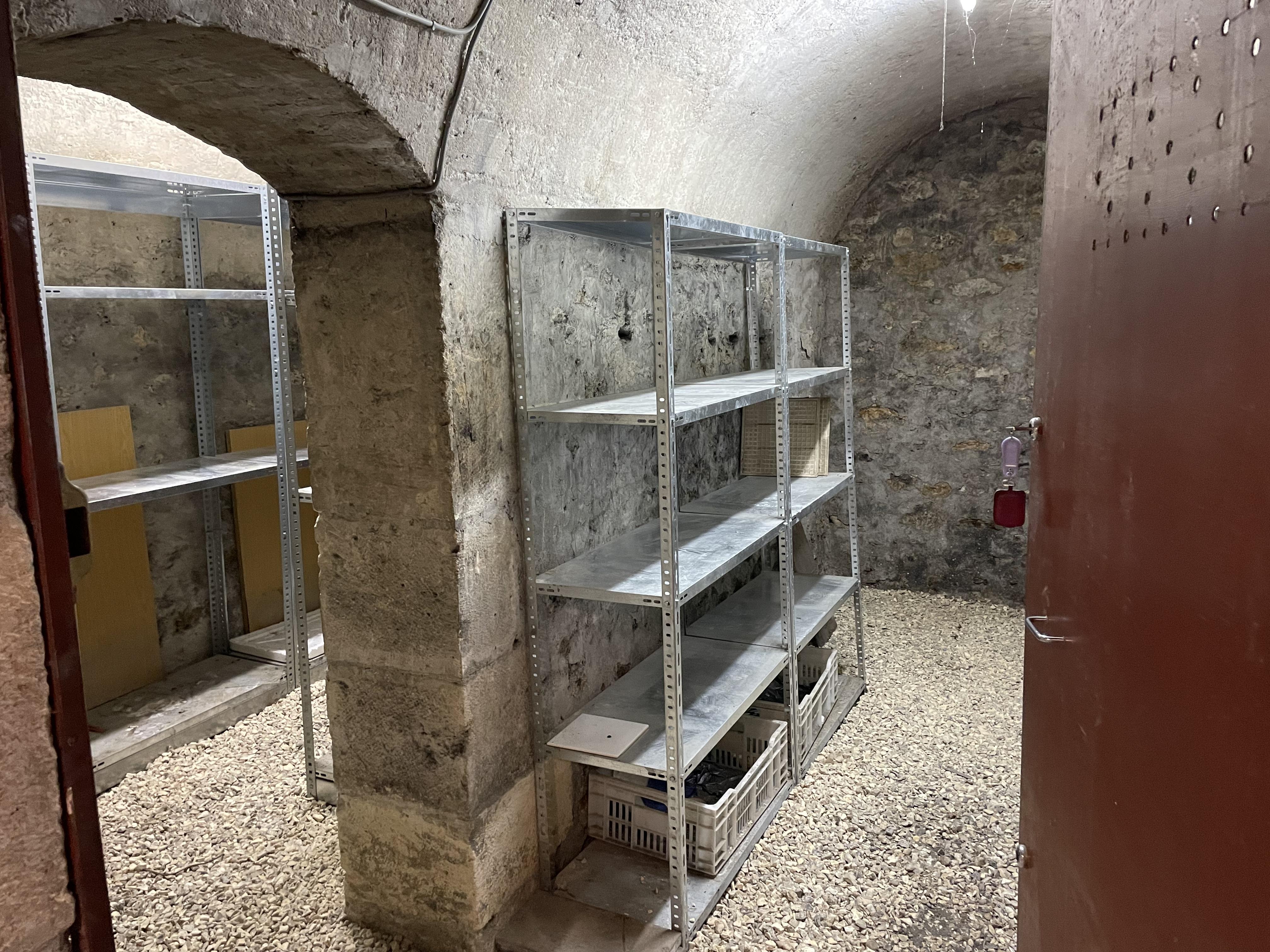 Cave volumineuse - 18m2 - en plein Paris