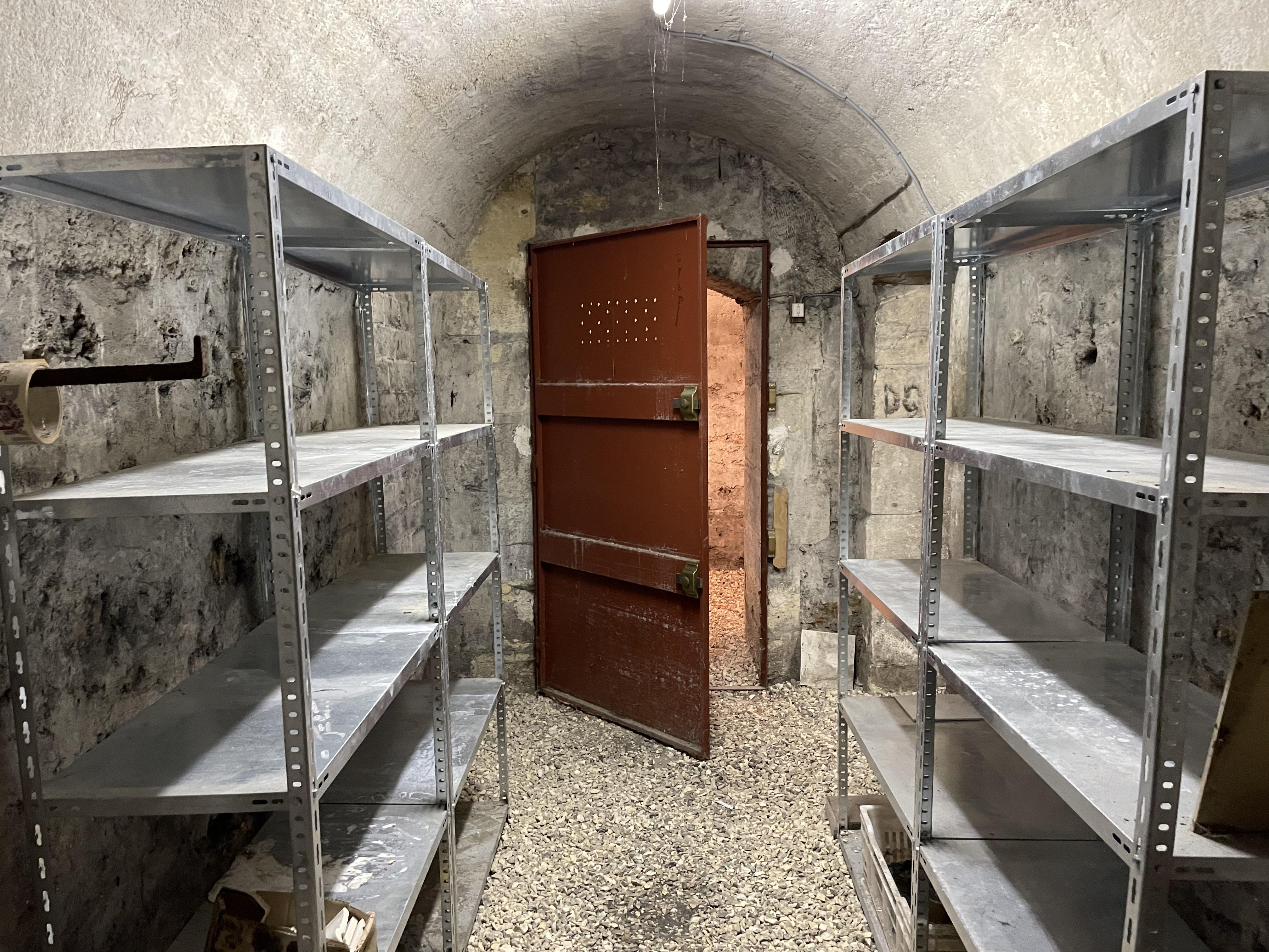 Cave volumineuse - 18m2 - en plein Paris
