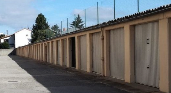 Garage extérieur fermé à louer dans résidence sécurisée