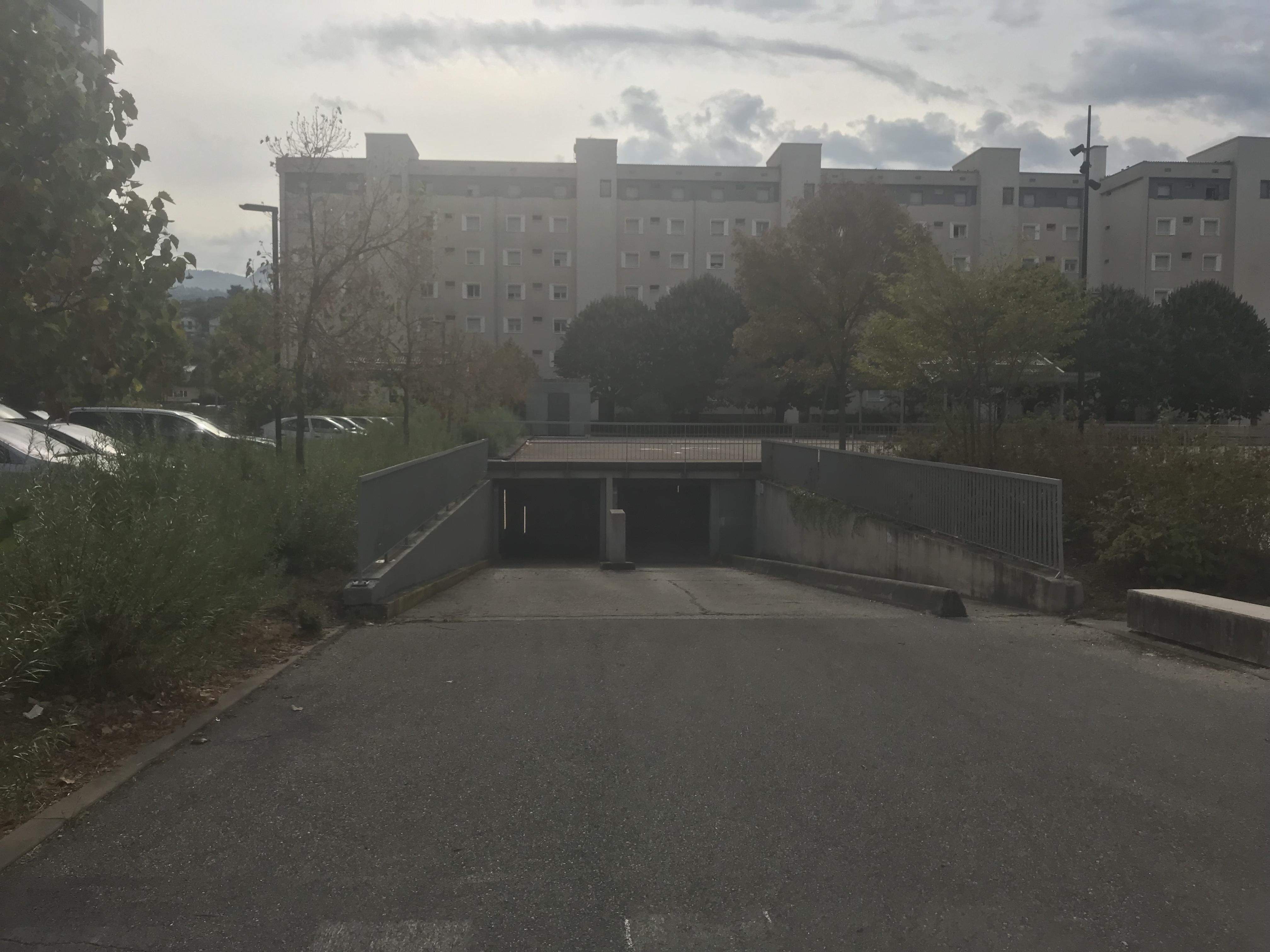 Garage de 13m² dans sous-sol de résidence