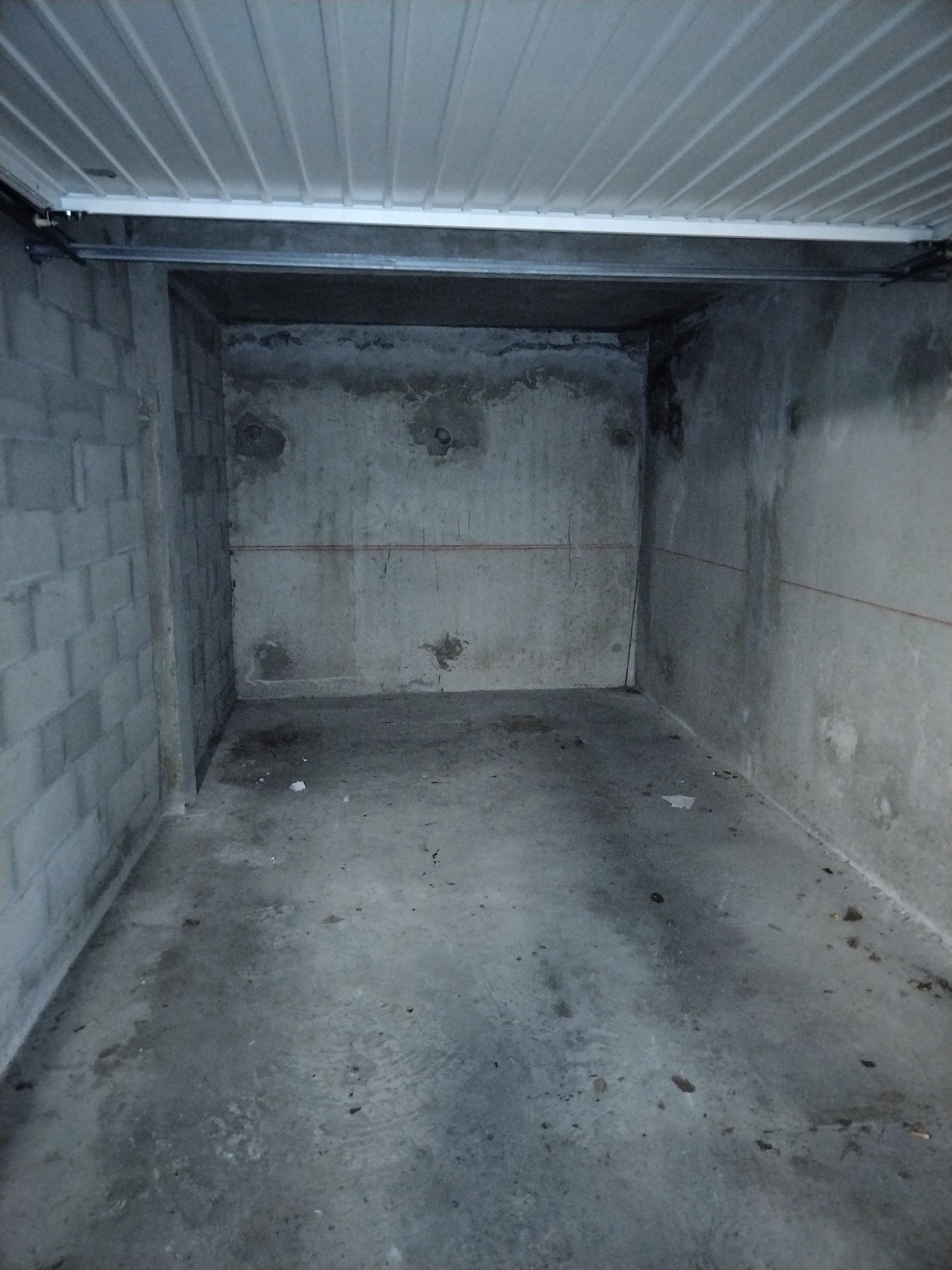 Garage fermé sécurisé