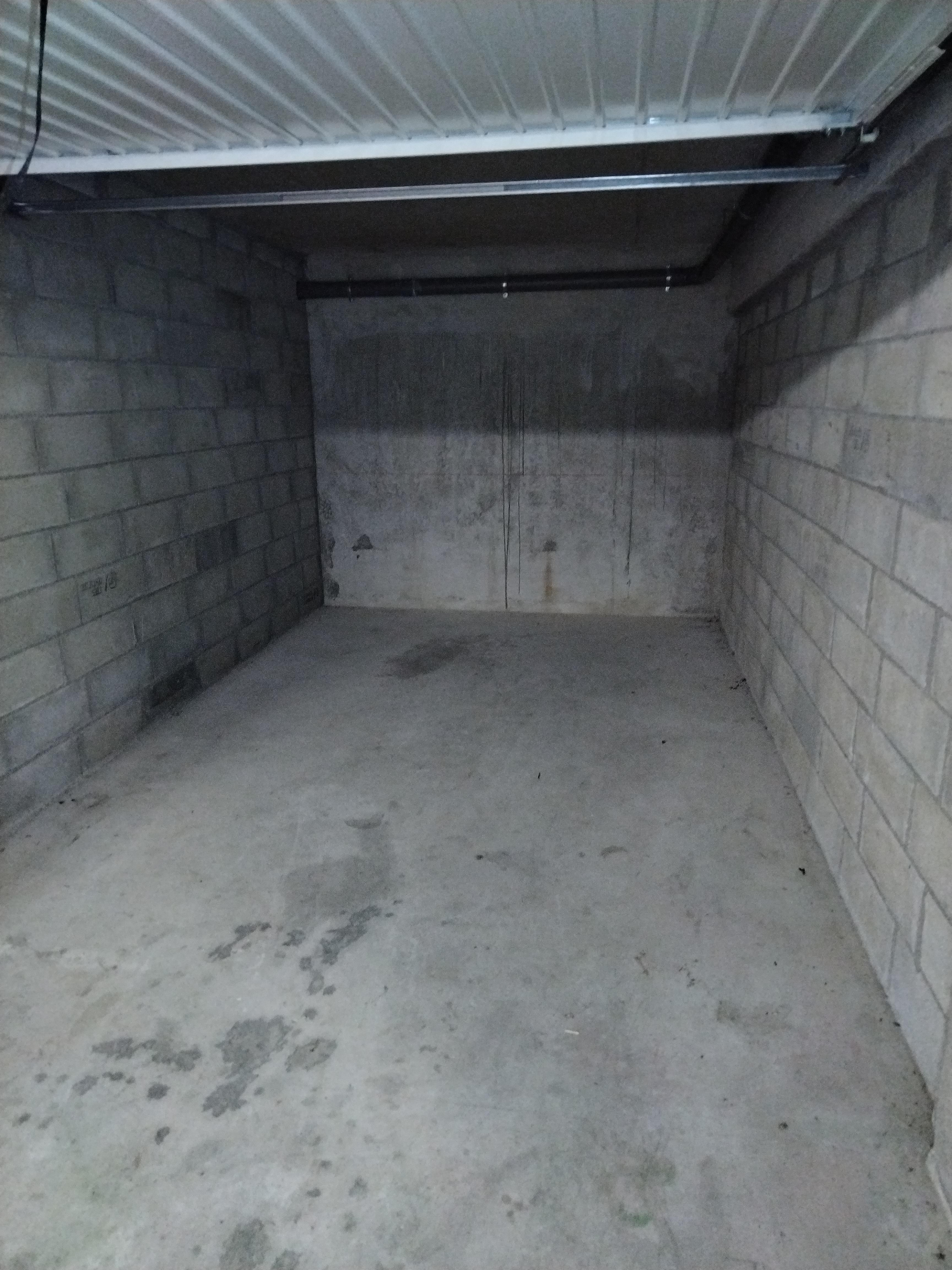 Garage fermé à louer
