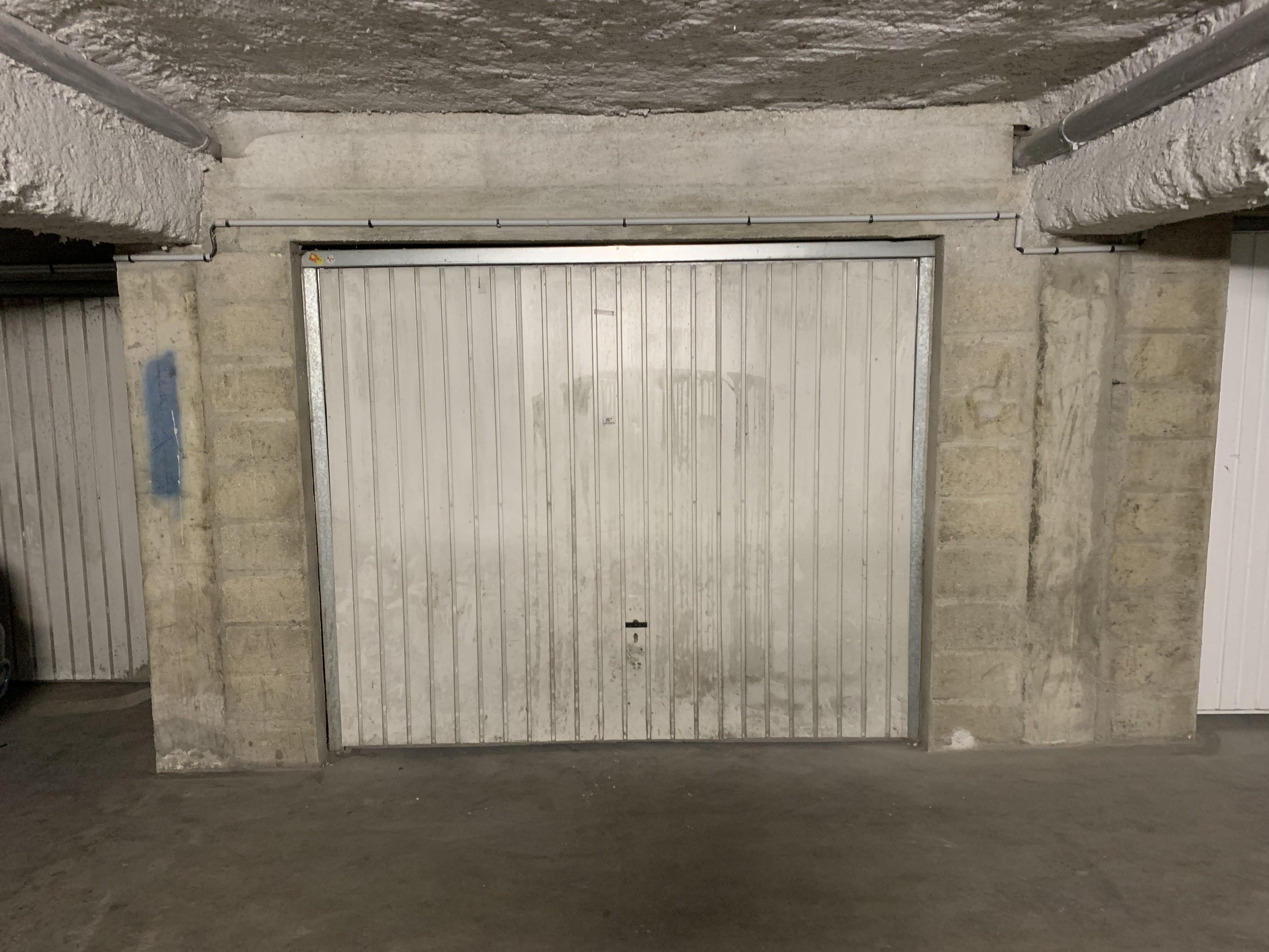 Grand garage à louer