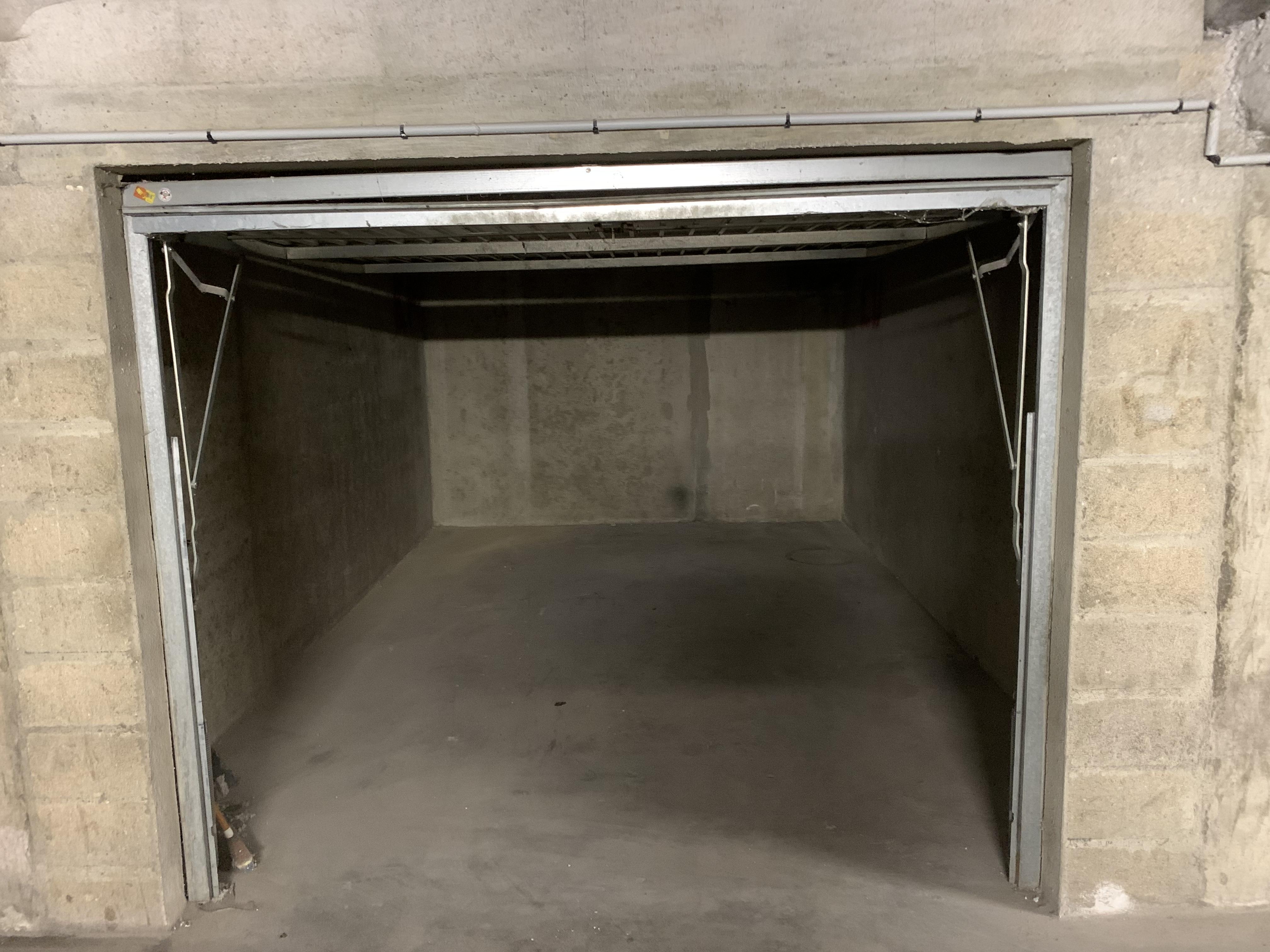 Grand garage à louer