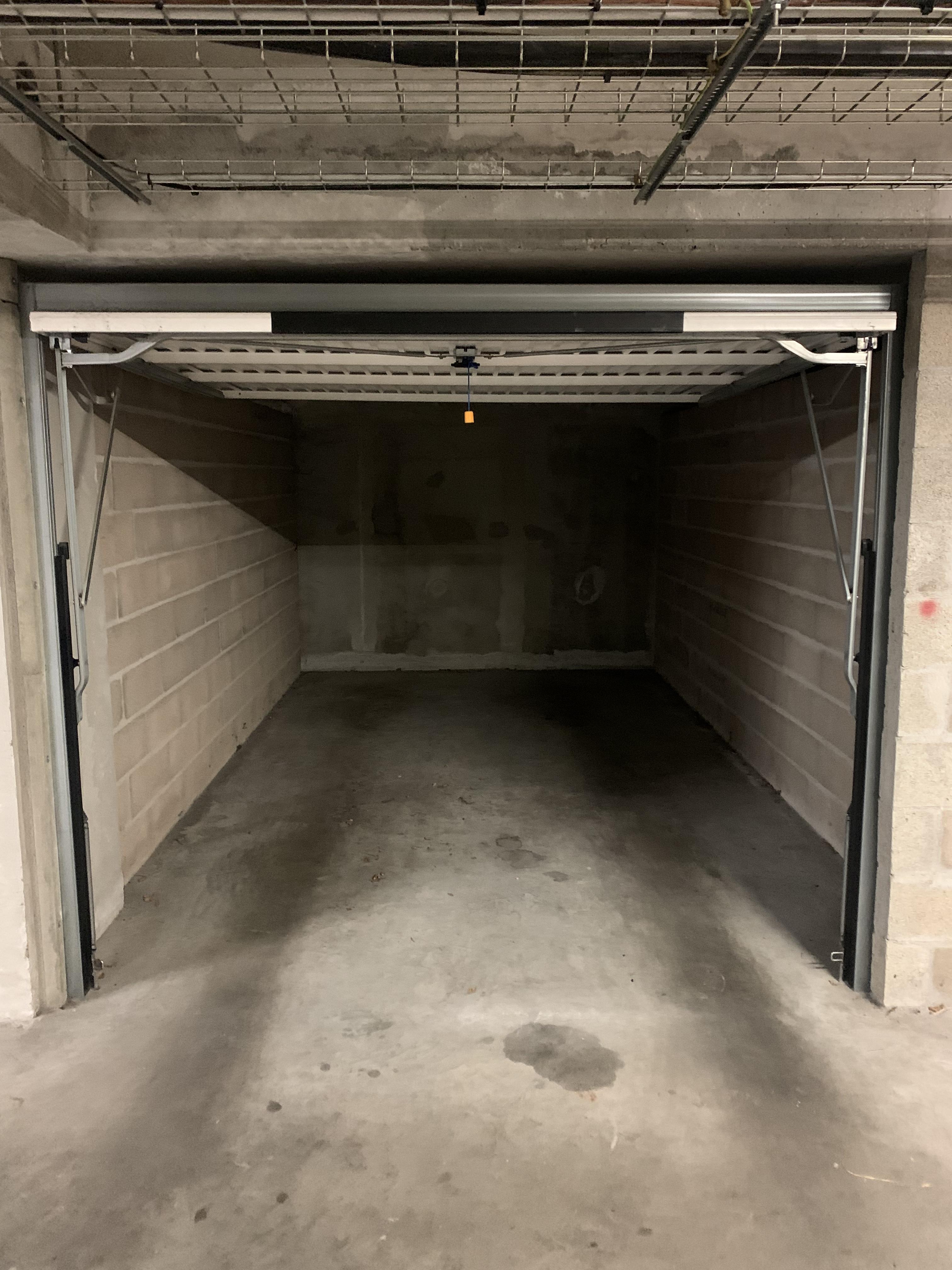 Garage fermé 13m² Orléans centre