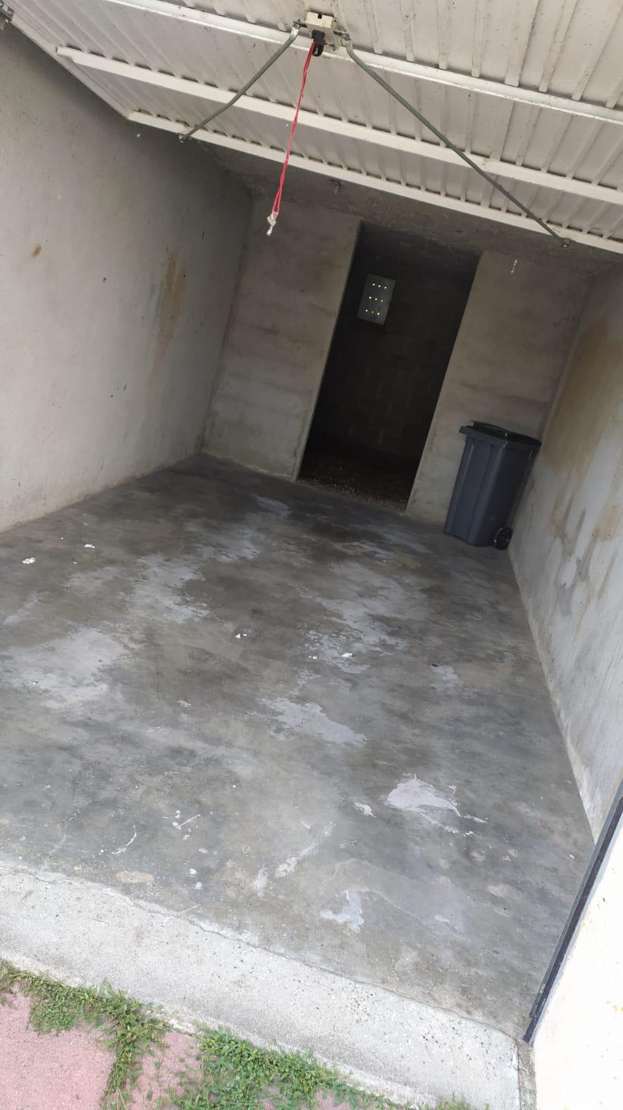 Garage fermé de 13m² + pièce de 10m²