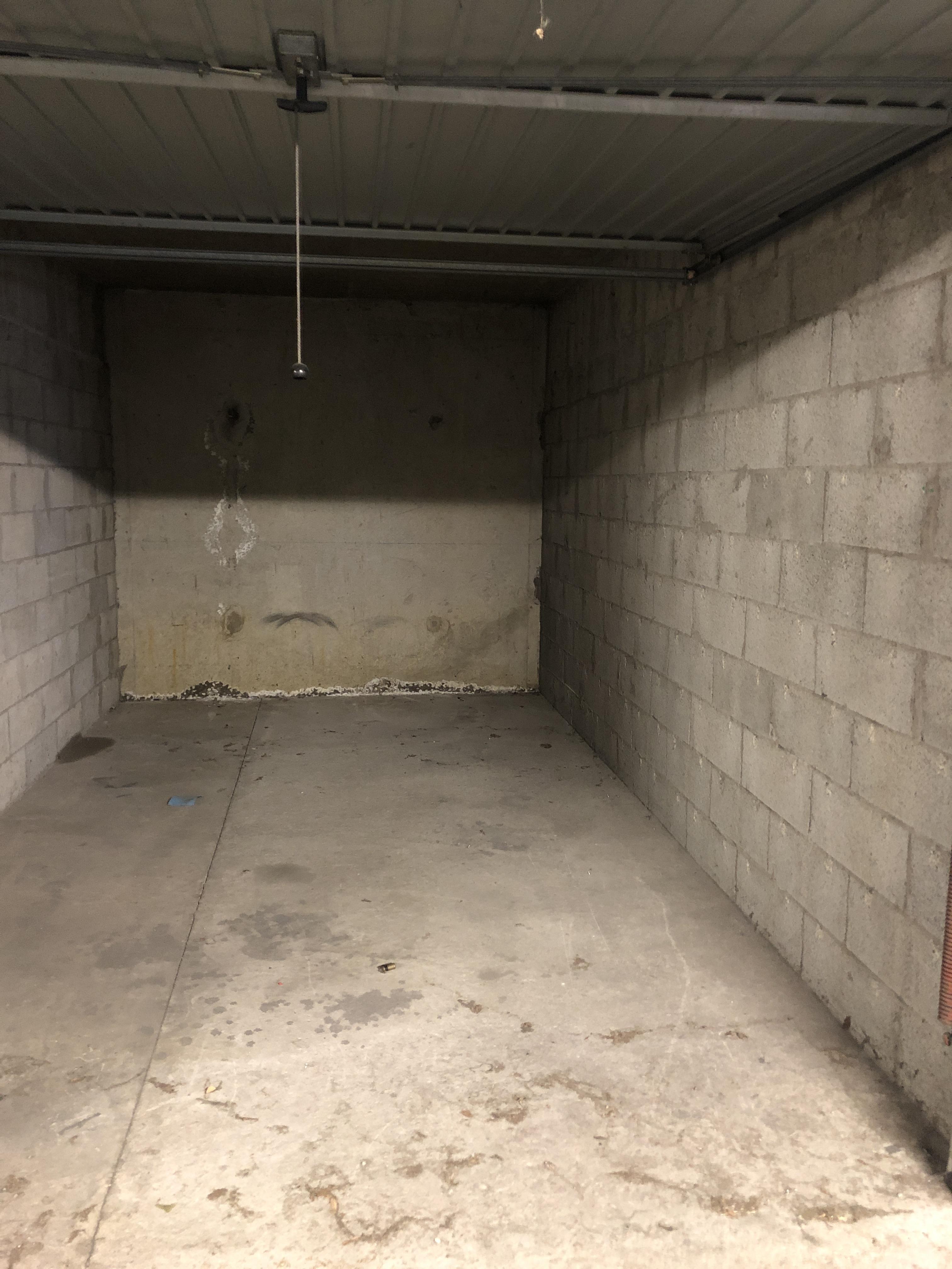 Location d'un garage fermé en sous-sol : Valence
