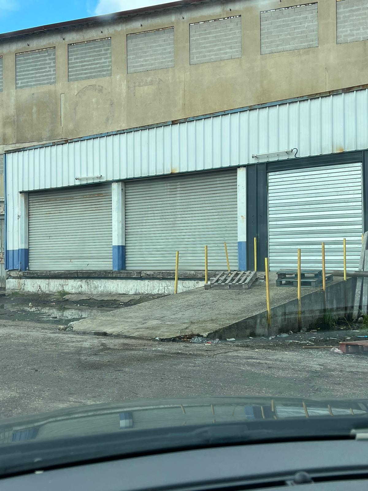 Hangar de stockage situé à la zone portuaire