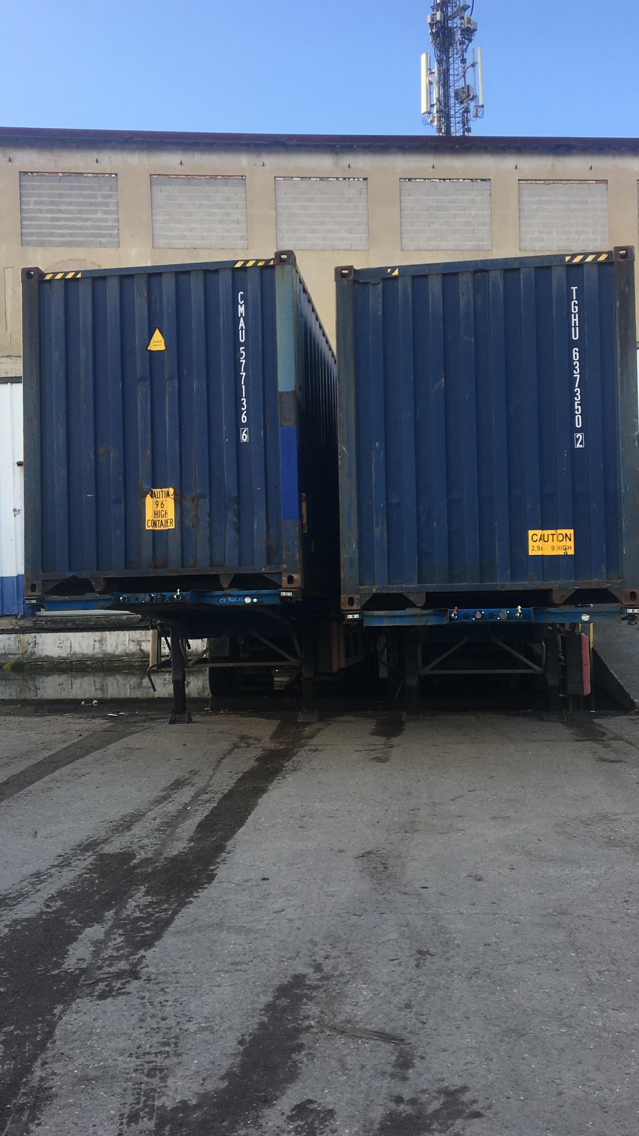 Hangar de stockage situé à la zone portuaire