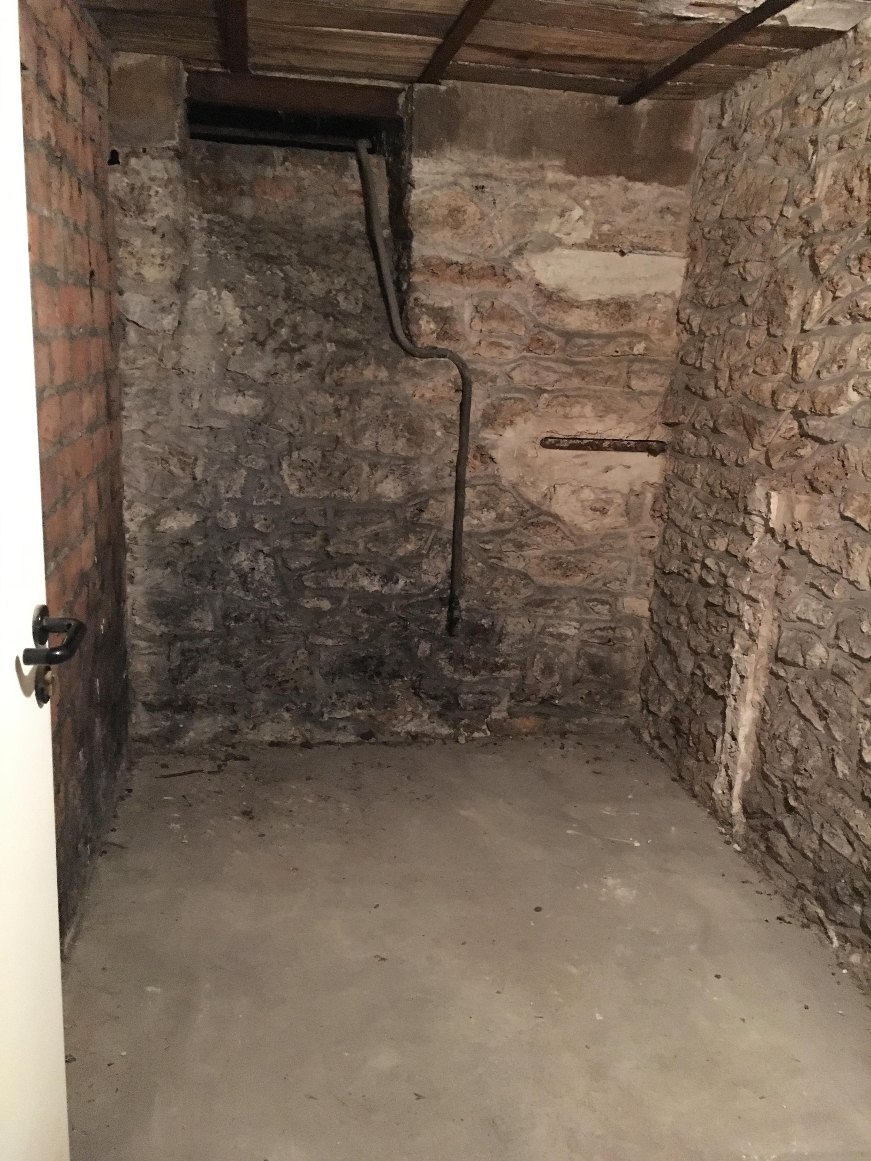 Cave saine et sécurisée (5m2) + accès garage