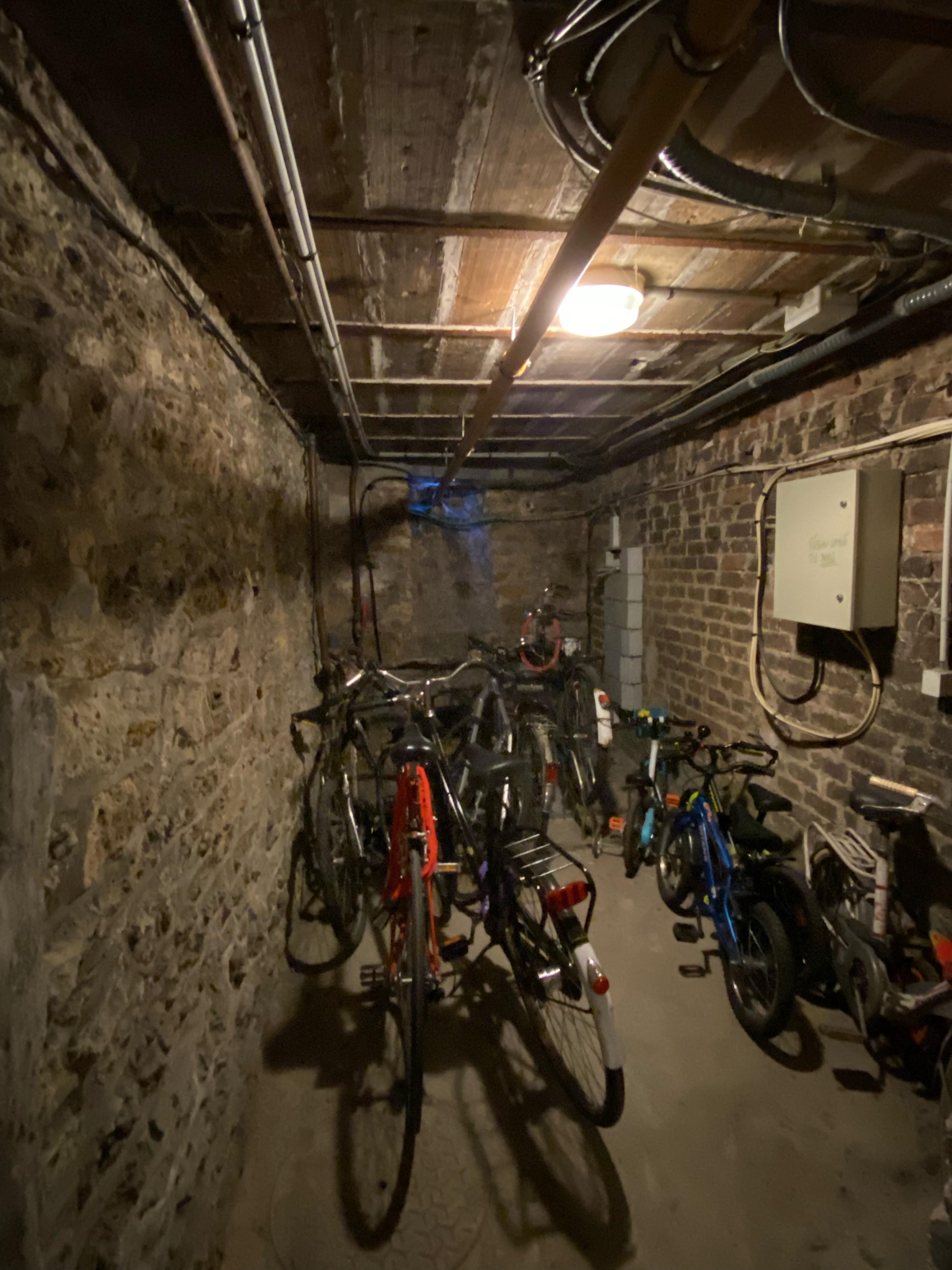 Cave saine et sécurisée (5m2) + accès garage