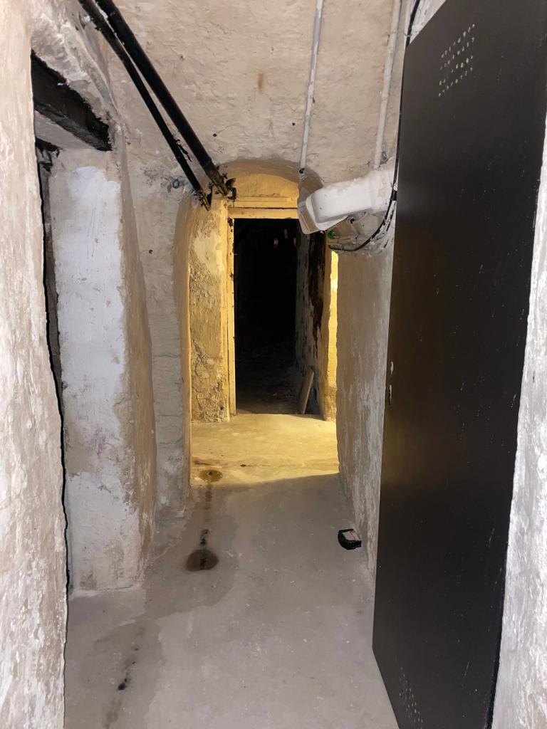 Cave dans immeuble ancien metro SENTIER