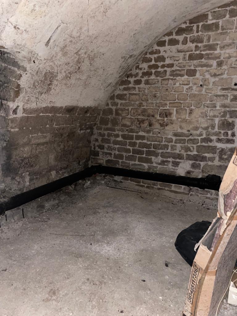 Cave dans immeuble ancien metro SENTIER
