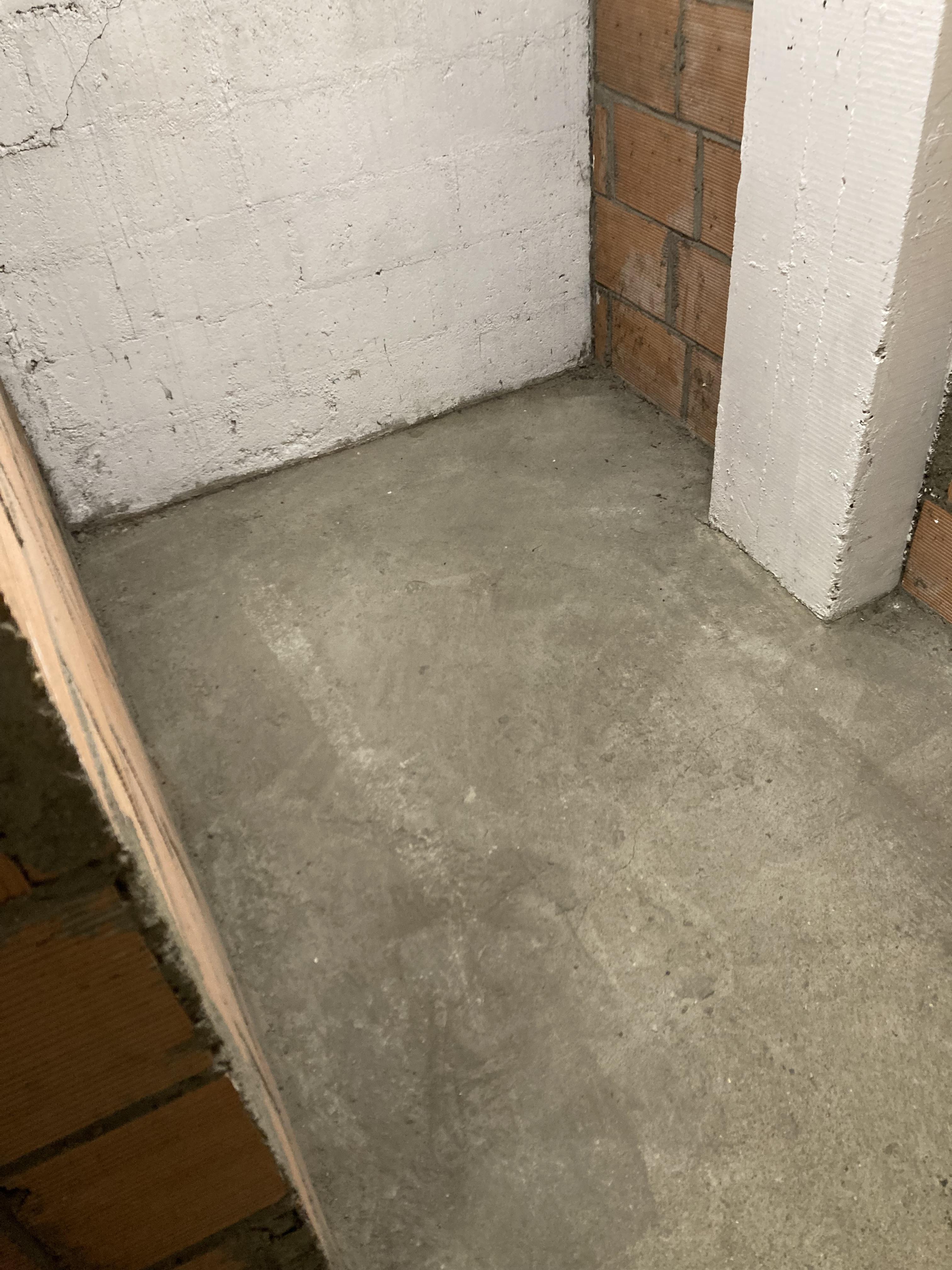 Cave saine 4,3 m² dans immeuble des années