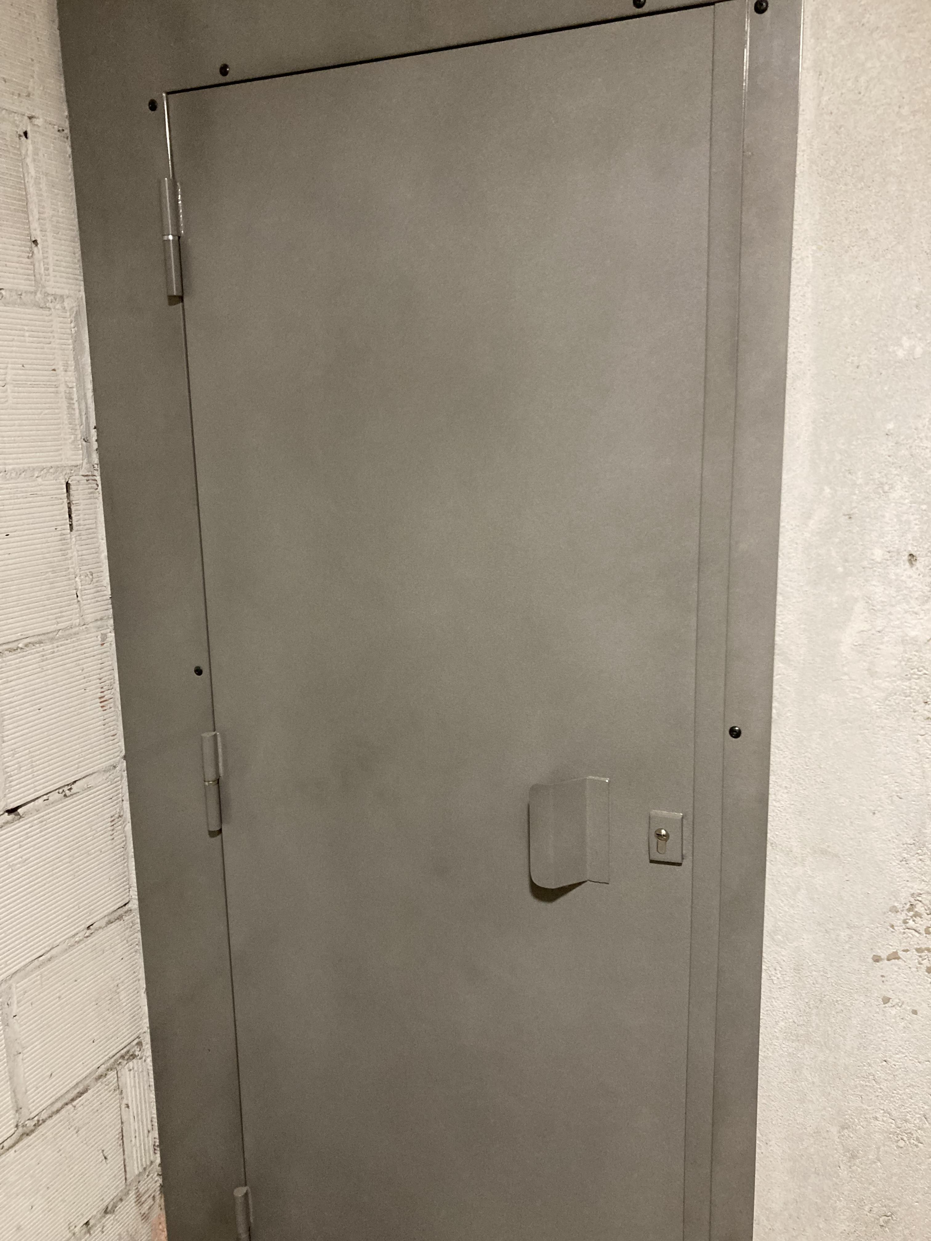 Cave saine 4,3 m² dans immeuble des années