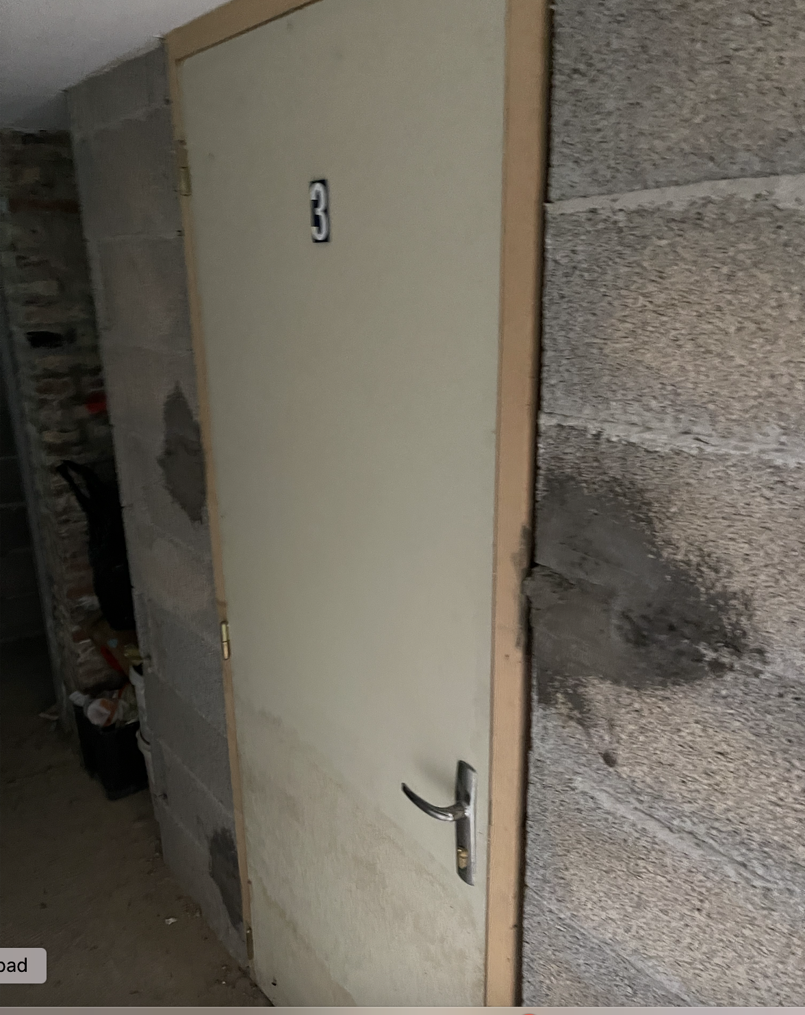 Cave sécurisé pour déposer des cartons