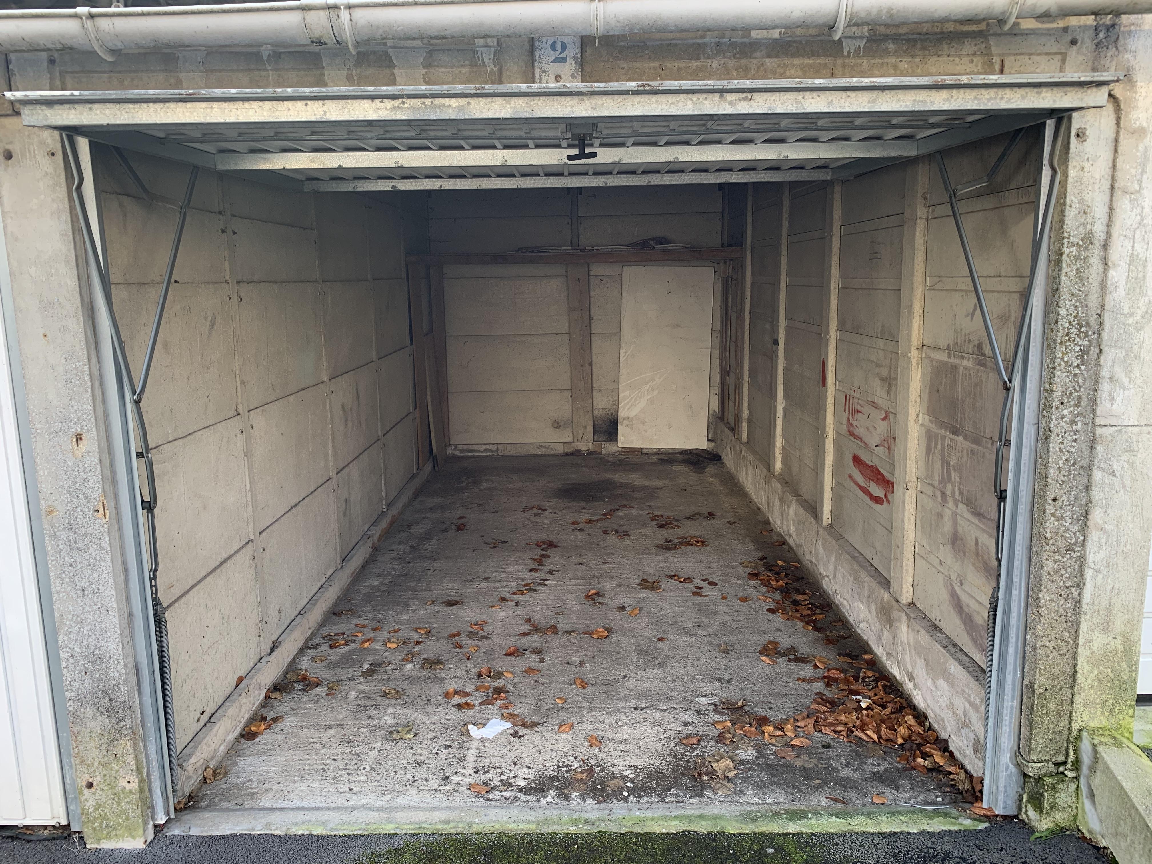 Garage 13m2 pour stationnement ou stockage/ Nanteuil le