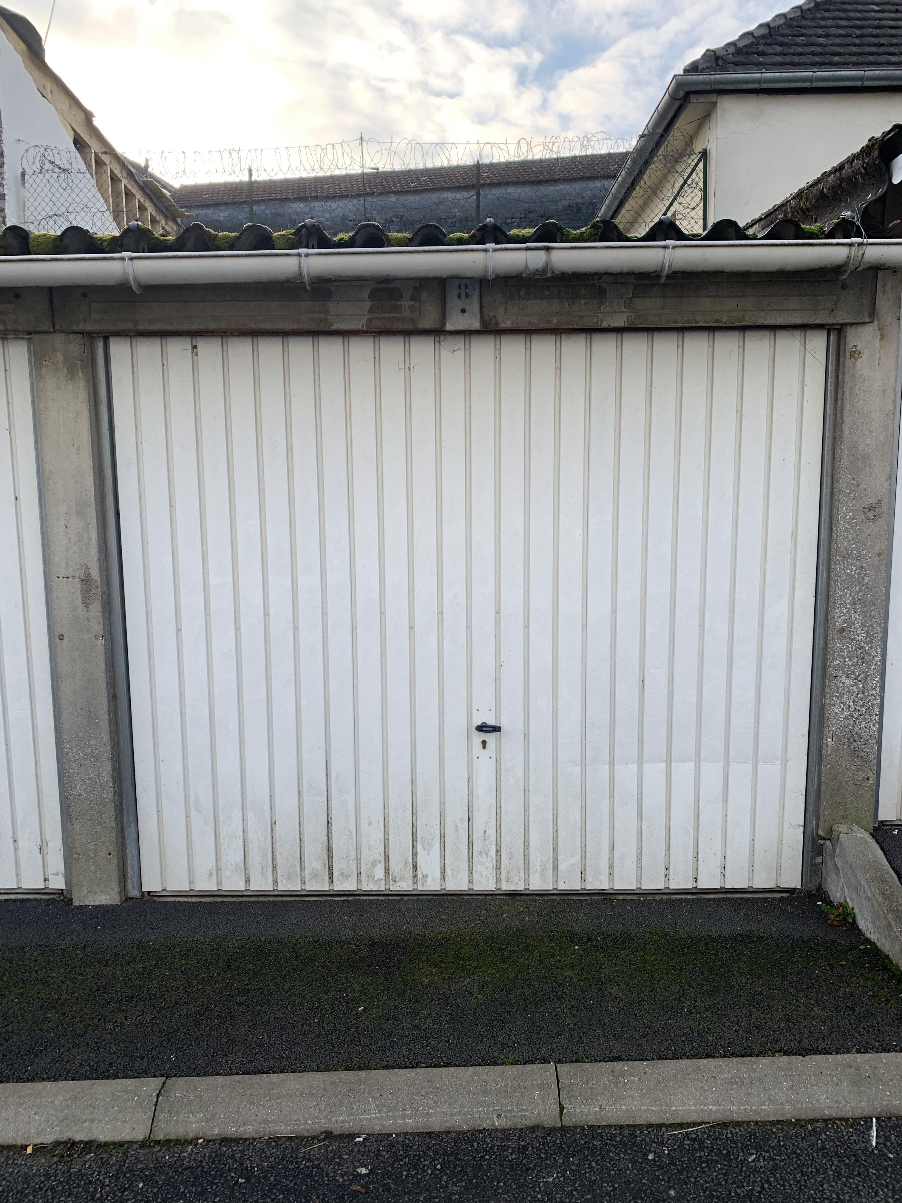 Garage 13m2 pour stationnement ou stockage/ Nanteuil le