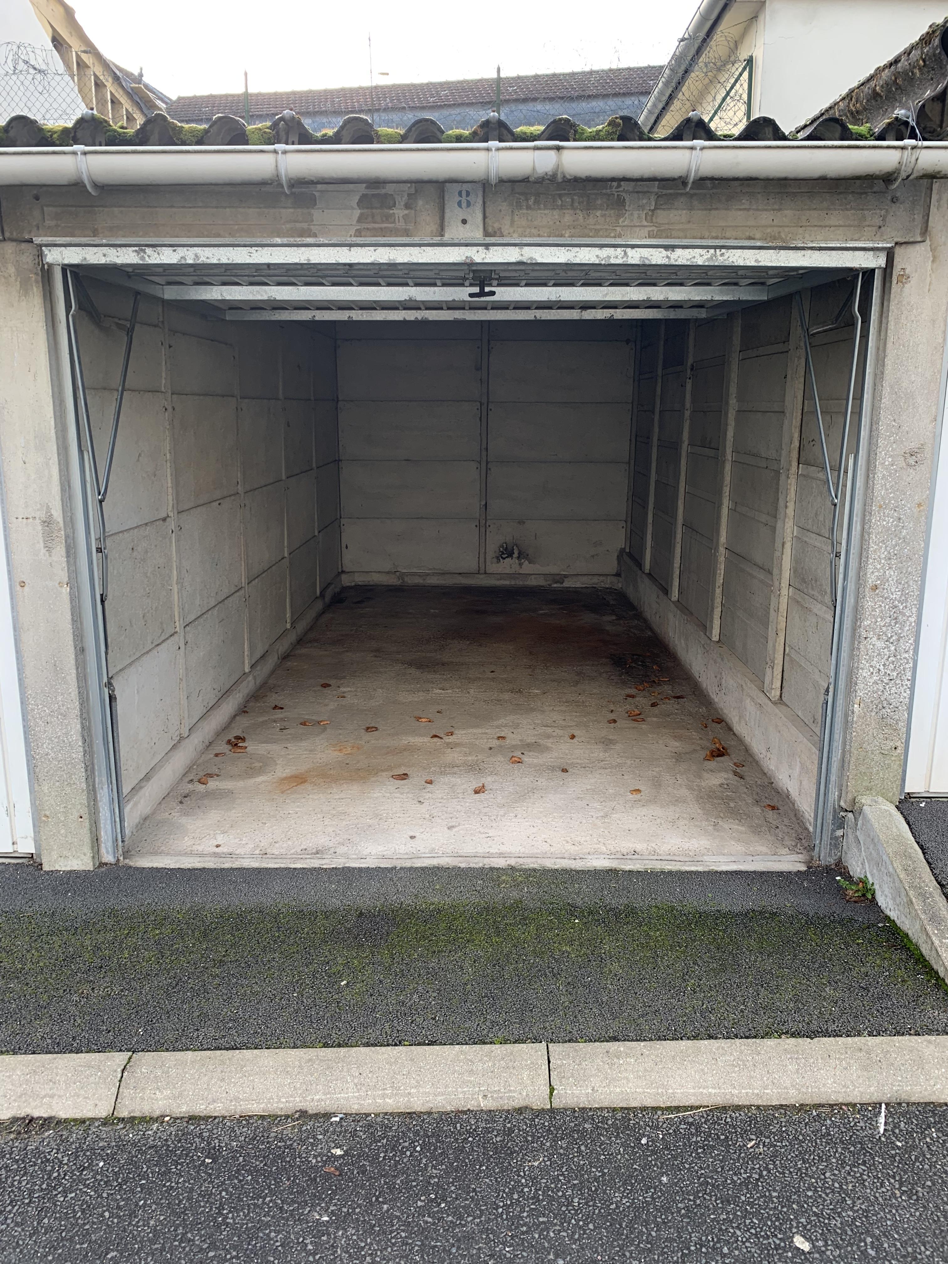 Garage 13m2 pour stationnement ou stockage/ Nanteuil le