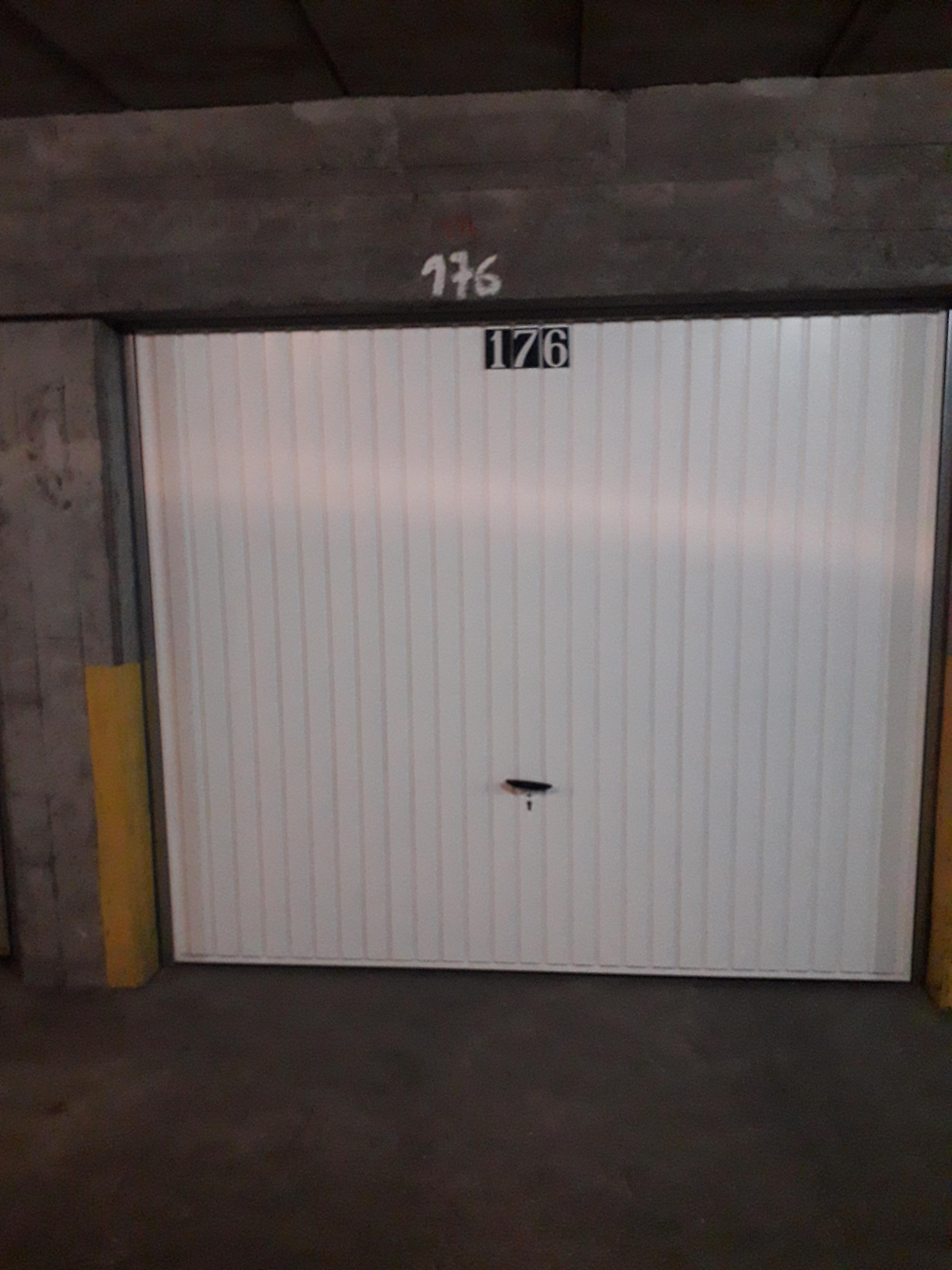 GARAGE ULTRA SECURISE A L INTERIEUR D UNE