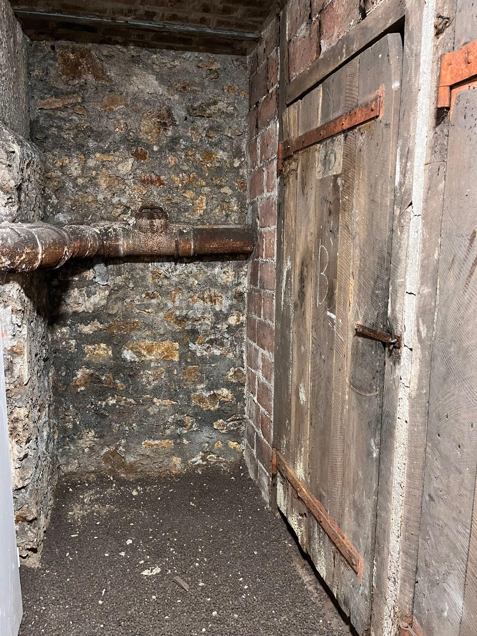 Cave dans immeuble en fond de cour sécurisée