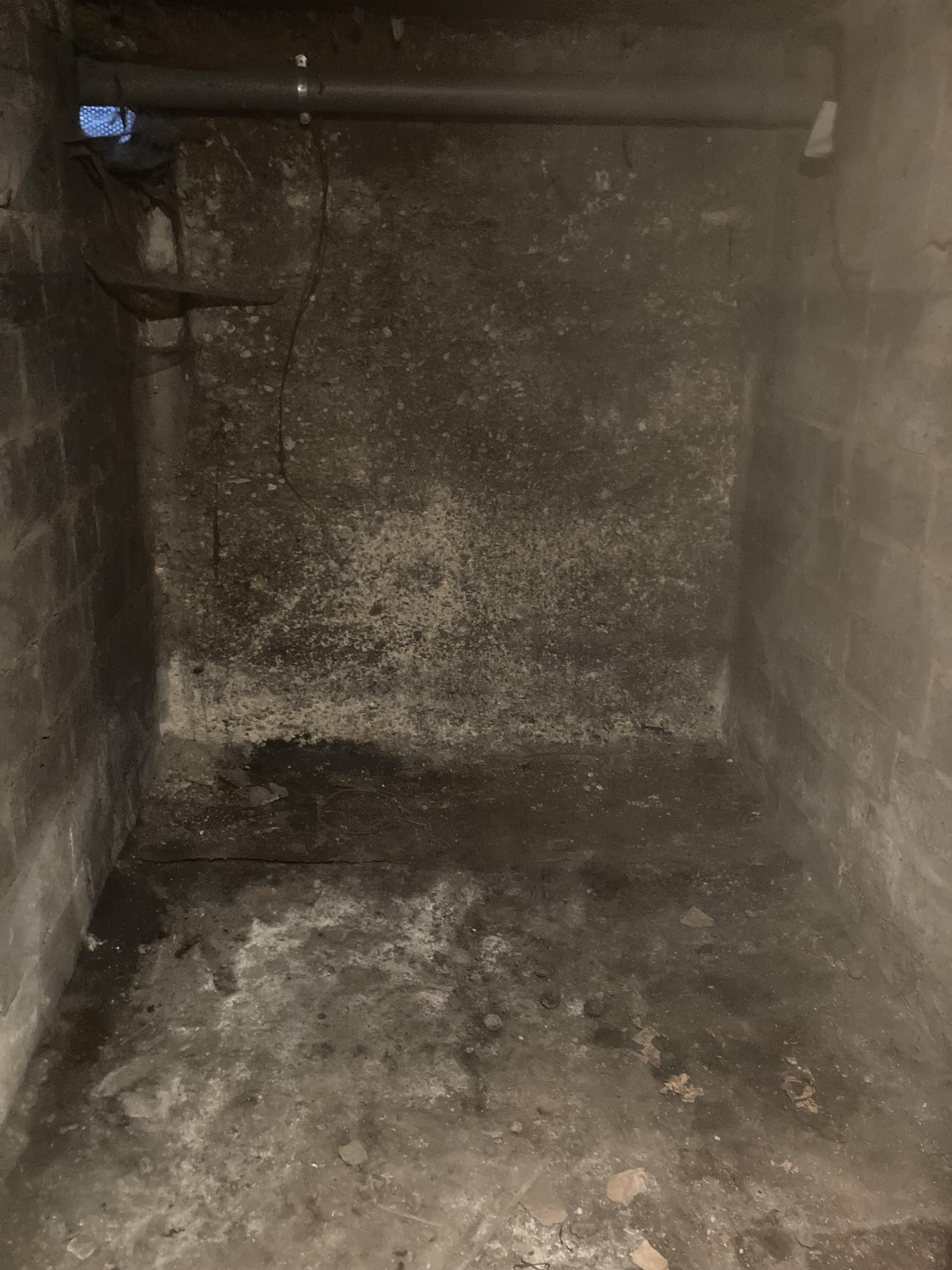 Cave fermée à clef dans un immeuble d'habitation
