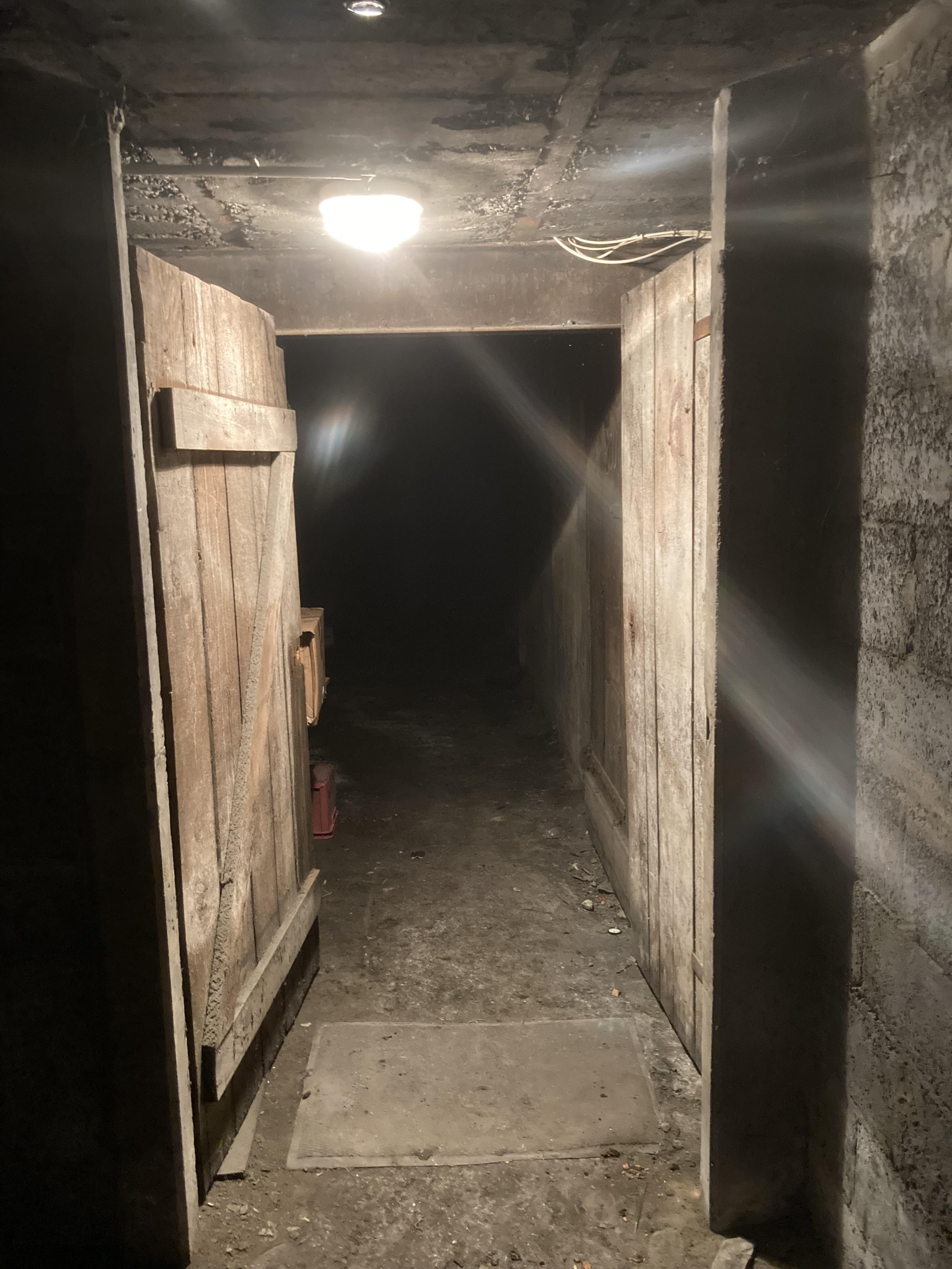 Cave fermée à clef dans un immeuble d'habitation