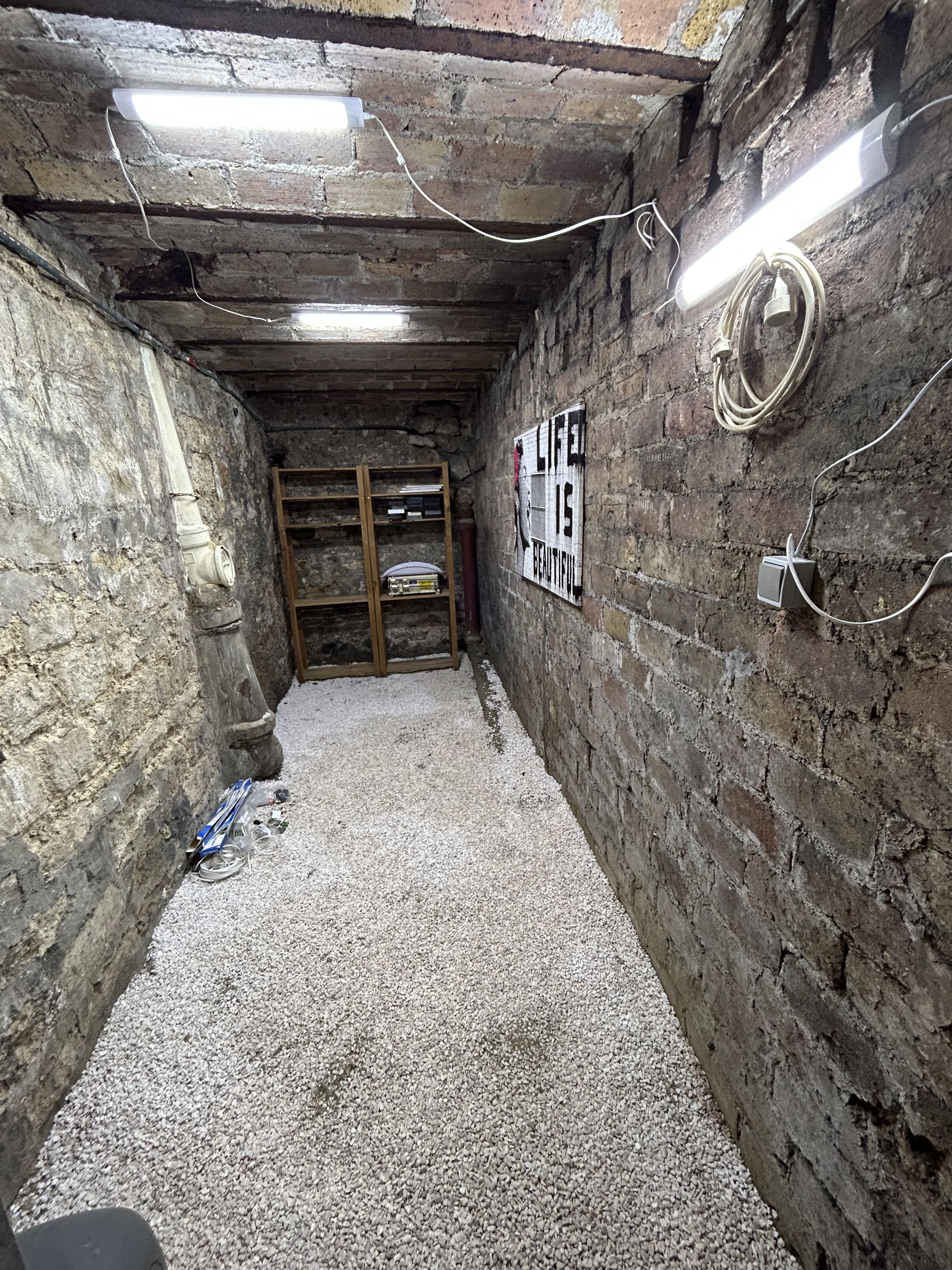 Cave très saine avec lampe
